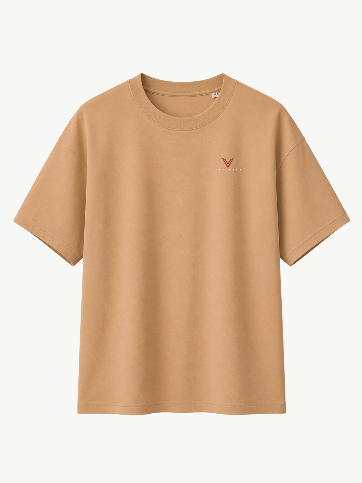 Beige VYFINITY Heavy T-Shirt in gerader Frontansicht mit kleinem, minimalistischem VYFINITY-Logo auf der linken Brust. Schlichtes Premium-Streetwear-Design mit Rundhalsausschnitt und kurzen Ärmeln.