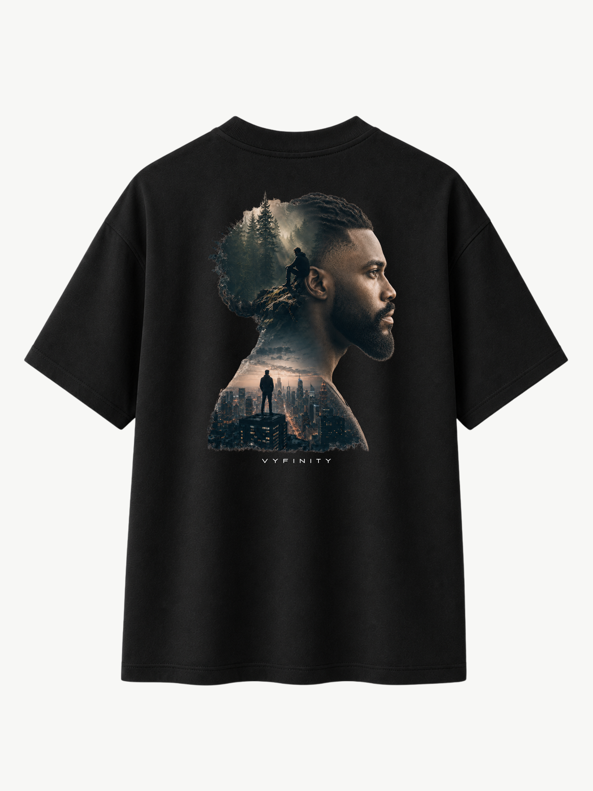 Schwarzes VYFINITY Heavy T-Shirt mit großem Doppelbelichtungs-Rückenprint. Das Motiv zeigt das Seitenprofil eines Mannes, kombiniert mit einer atmosphärischen Waldlandschaft und urbaner Skyline sowie dezentem VYFINITY-Schriftzug.