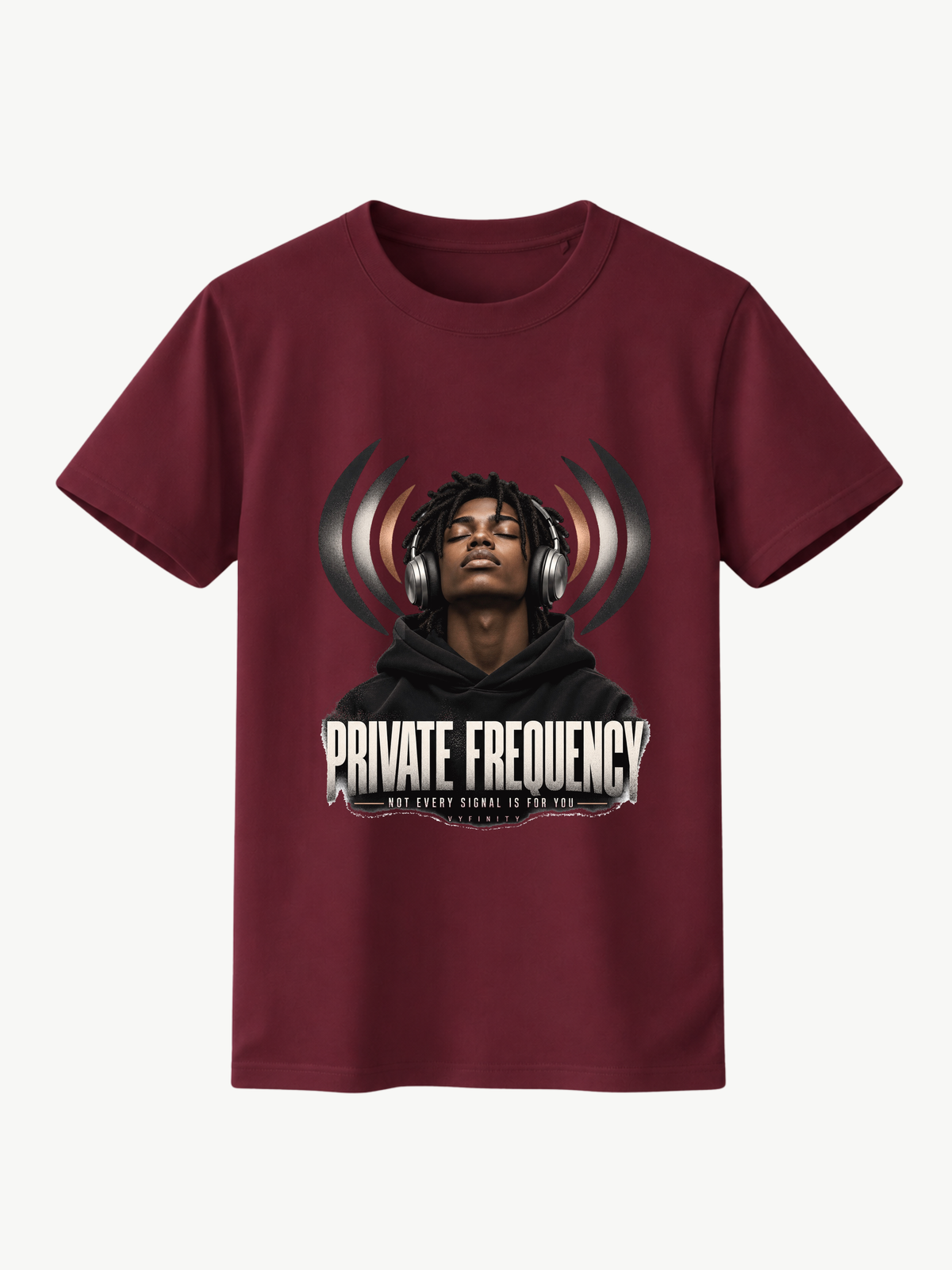 Bordeauxrotes VYFINITY Regular Fit T-Shirt mit „PRIVATE FREQUENCY“-Frontprint, Kopfhörer-Motiv und Schriftzug „NOT EVERY SIGNAL IS FOR YOU“, 180 GSM.