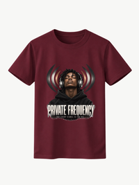 Bordeauxrotes VYFINITY Regular Fit T-Shirt mit „PRIVATE FREQUENCY“-Frontprint, Kopfhörer-Motiv und Schriftzug „NOT EVERY SIGNAL IS FOR YOU“, 180 GSM.