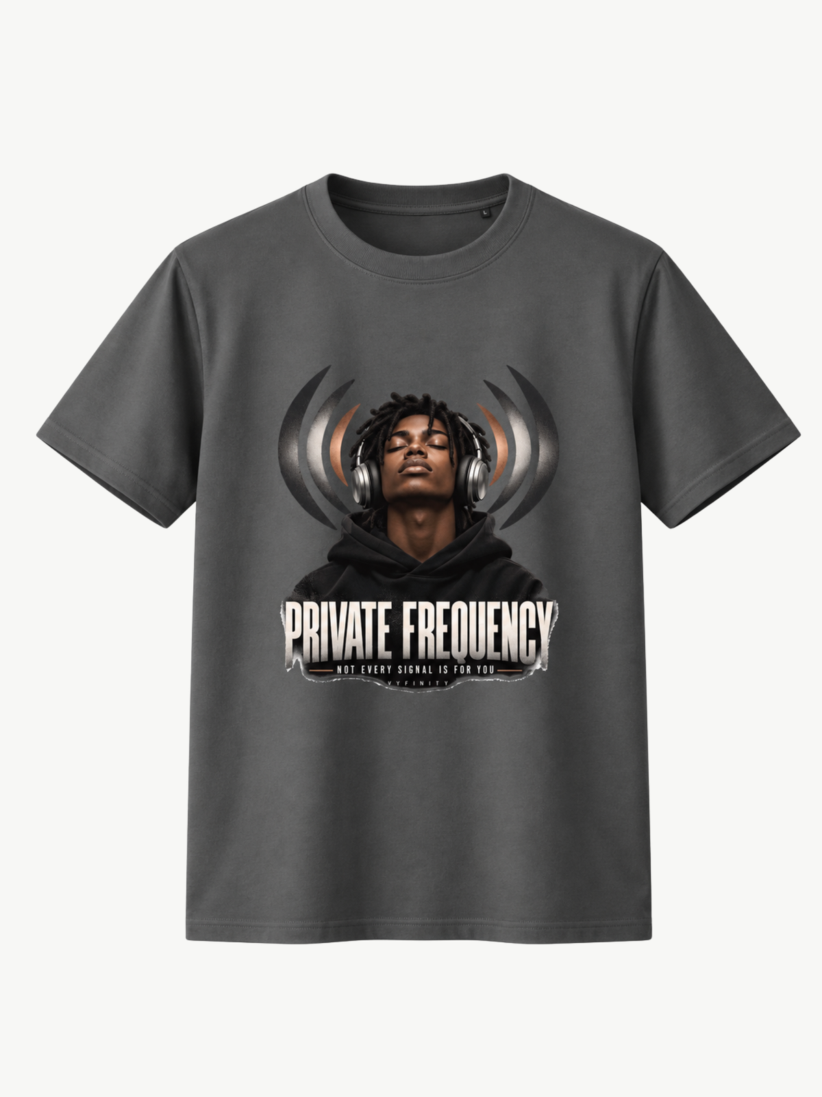 Anthrazitfarbenes Regular-Fit T-Shirt, 180 GSM, mit großem zentralem Frontprint „PRIVATE FREQUENCY“. Zentrales Motiv: schwarzer Mann mit Dreadlocks, geschlossenen Augen, schwarzem Hoodie und großen silbernen Over-Ear-Kopfhörern. Hinter seinem Kopf symmetrische stilisierte Schallwellen in Schwarz, Grau, Silber und dezenten Kupferakzenten. Darunter groß „PRIVATE FREQUENCY“, darunter klein „NOT EVERY SIGNAL IS FOR YOU“ sowie dezentes VYFINITY-Branding. Moderner Premium-Streetwear-Look. Rückseite ohne Print.