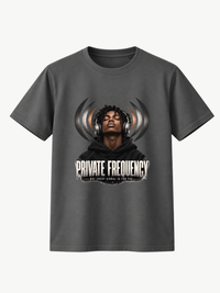 Anthrazitfarbenes Regular-Fit T-Shirt, 180 GSM, mit großem zentralem Frontprint „PRIVATE FREQUENCY“. Zentrales Motiv: schwarzer Mann mit Dreadlocks, geschlossenen Augen, schwarzem Hoodie und großen silbernen Over-Ear-Kopfhörern. Hinter seinem Kopf symmetrische stilisierte Schallwellen in Schwarz, Grau, Silber und dezenten Kupferakzenten. Darunter groß „PRIVATE FREQUENCY“, darunter klein „NOT EVERY SIGNAL IS FOR YOU“ sowie dezentes VYFINITY-Branding. Moderner Premium-Streetwear-Look. Rückseite ohne Print.