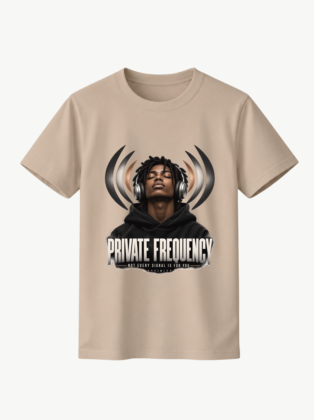 Beiges VYFINITY Regular Fit T-Shirt mit „PRIVATE FREQUENCY“-Frontprint, schwarzem Kopfhörer-Motiv und Schriftzug „NOT EVERY SIGNAL IS FOR YOU“, 180 GSM.