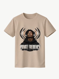 Beiges VYFINITY Regular Fit T-Shirt mit „PRIVATE FREQUENCY“-Frontprint, schwarzem Kopfhörer-Motiv und Schriftzug „NOT EVERY SIGNAL IS FOR YOU“, 180 GSM.