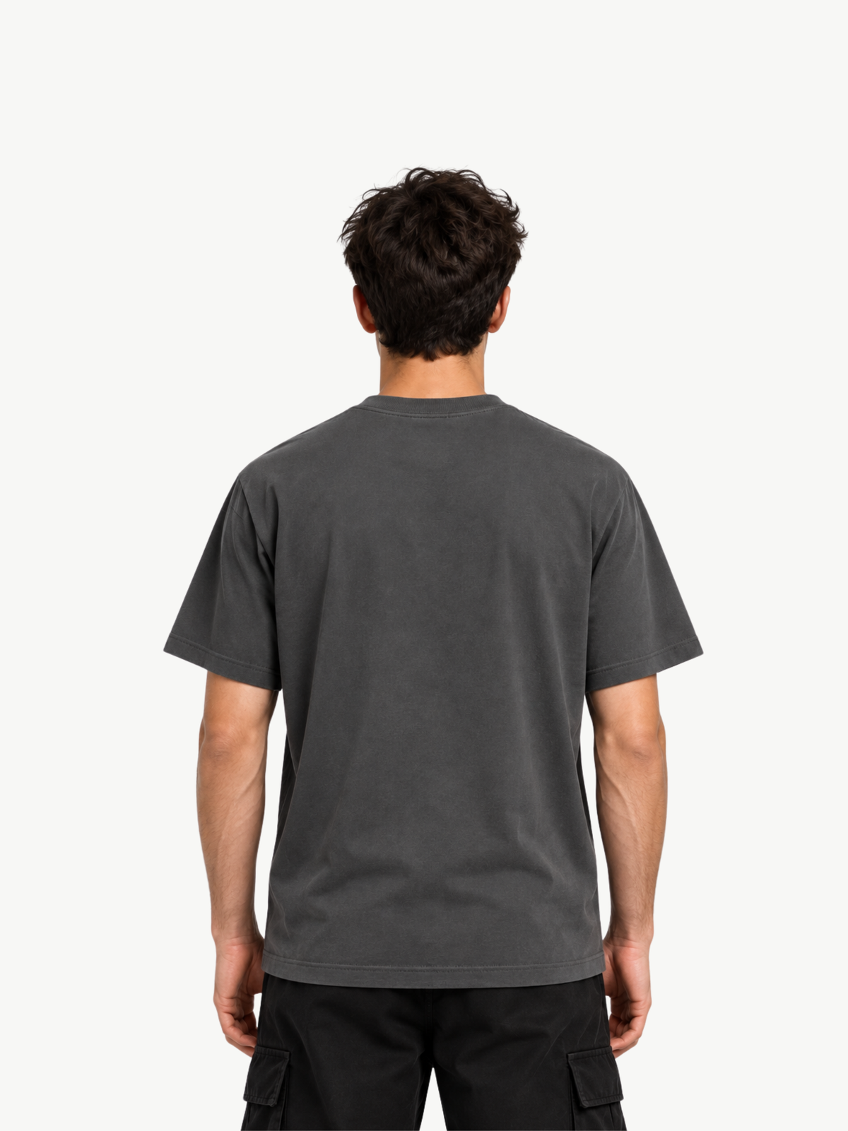 Männliches Model in Rückansicht mit dunkelgrauem VYFINITY Regular Fit T-Shirt, 180 GSM, ohne Rückenprint.
