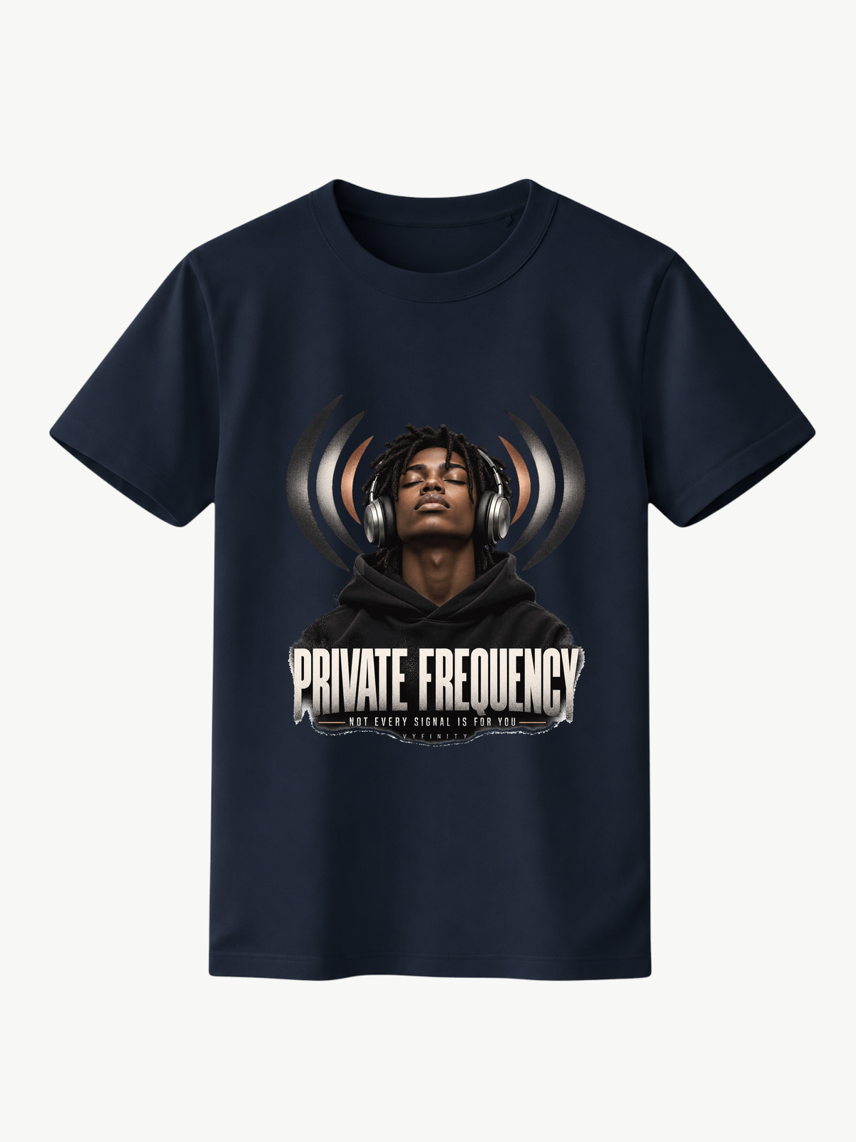 Dunkelblaues VYFINITY Regular Fit T-Shirt mit „PRIVATE FREQUENCY“-Frontprint, Kopfhörer-Motiv und Schriftzug „NOT EVERY SIGNAL IS FOR YOU“, 180 GSM.