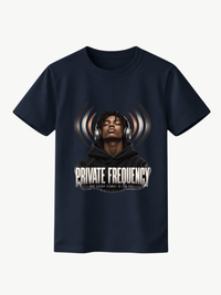 Dunkelblaues VYFINITY Regular Fit T-Shirt mit „PRIVATE FREQUENCY“-Frontprint, Kopfhörer-Motiv und Schriftzug „NOT EVERY SIGNAL IS FOR YOU“, 180 GSM.