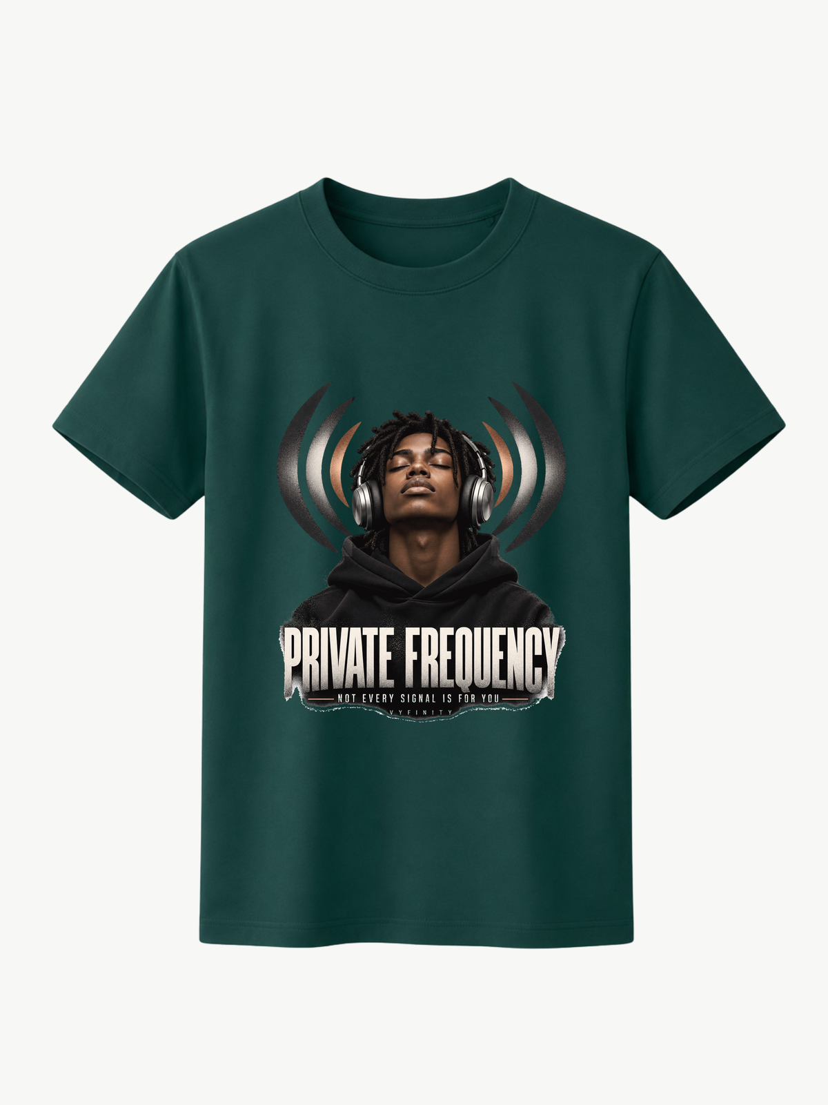Dunkelgrünes VYFINITY Regular Fit T-Shirt mit „PRIVATE FREQUENCY“-Frontprint, Kopfhörer-Motiv und Schriftzug „NOT EVERY SIGNAL IS FOR YOU“, 180 GSM.