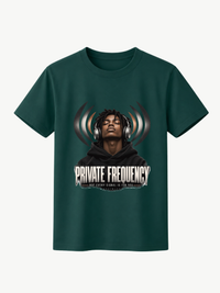 Dunkelgrünes VYFINITY Regular Fit T-Shirt mit „PRIVATE FREQUENCY“-Frontprint, Kopfhörer-Motiv und Schriftzug „NOT EVERY SIGNAL IS FOR YOU“, 180 GSM.