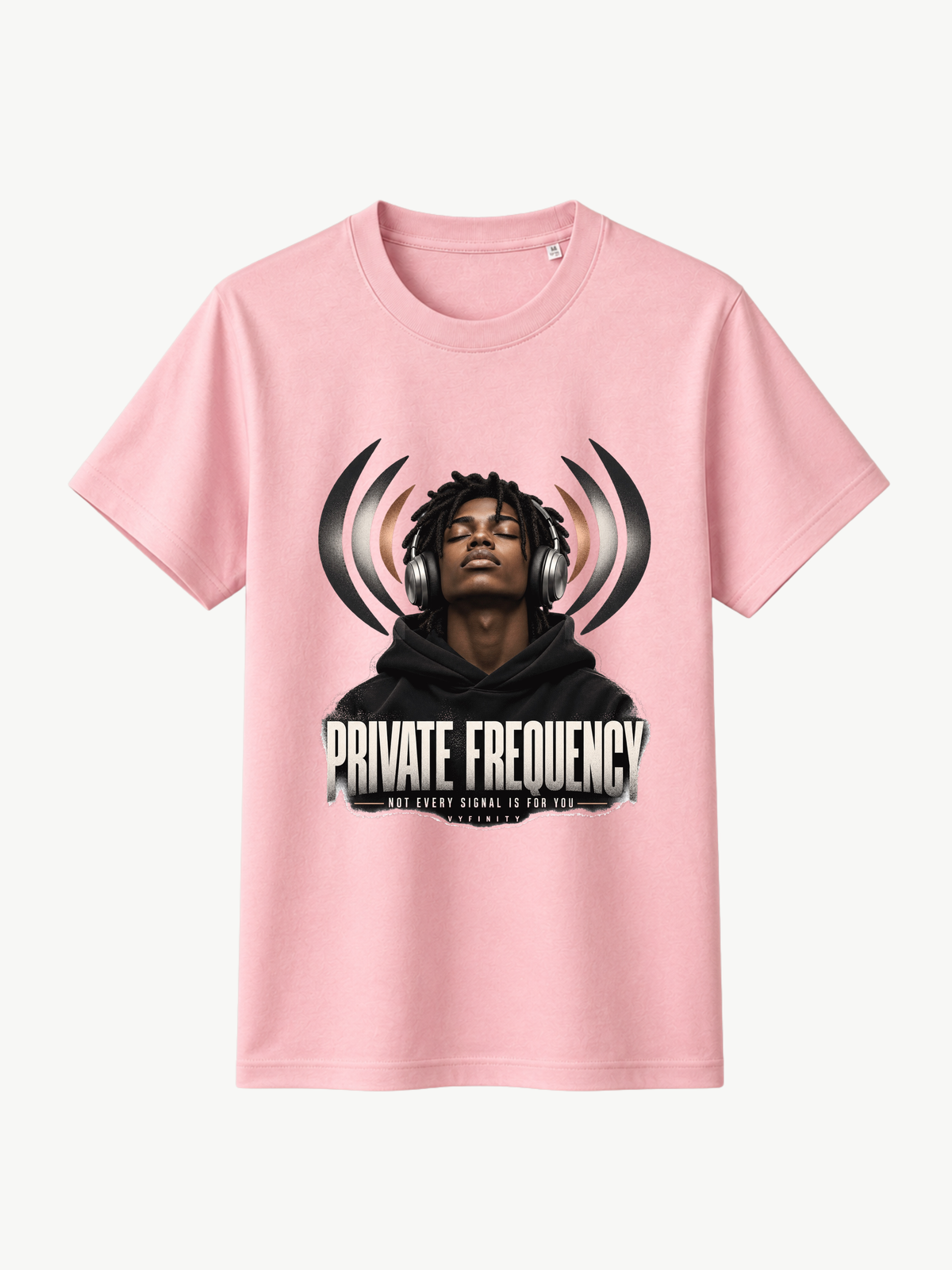 Rosa VYFINITY Regular Fit T-Shirt mit „PRIVATE FREQUENCY“-Frontprint, Kopfhörer-Motiv und Schriftzug „NOT EVERY SIGNAL IS FOR YOU“, 180 GSM.