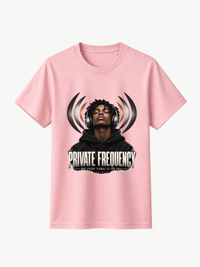 Rosa VYFINITY Regular Fit T-Shirt mit „PRIVATE FREQUENCY“-Frontprint, Kopfhörer-Motiv und Schriftzug „NOT EVERY SIGNAL IS FOR YOU“, 180 GSM.