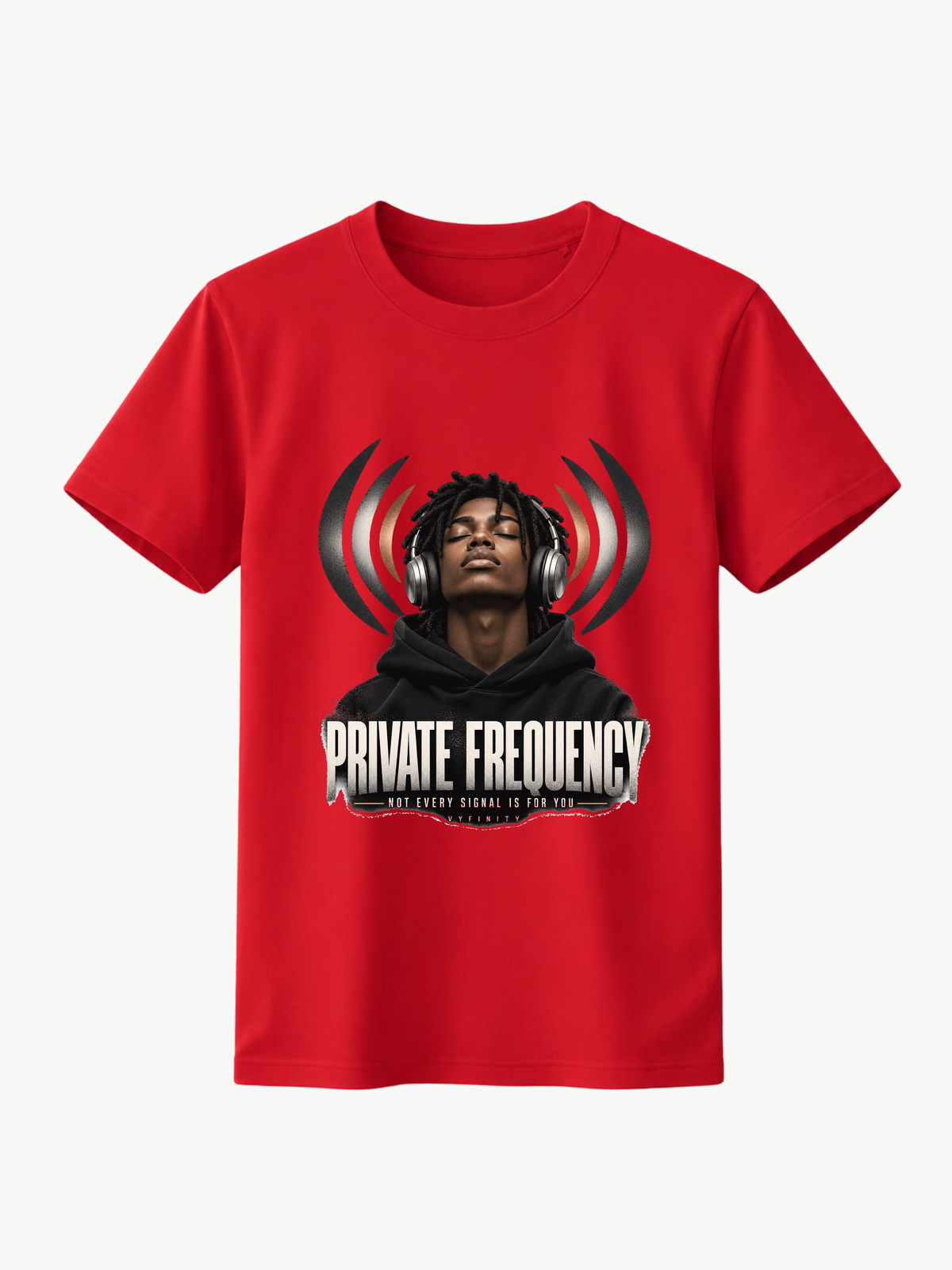 Rotes VYFINITY Regular Fit T-Shirt mit „PRIVATE FREQUENCY“-Frontprint, Kopfhörer-Motiv und Schriftzug „NOT EVERY SIGNAL IS FOR YOU“, 180 GSM.
