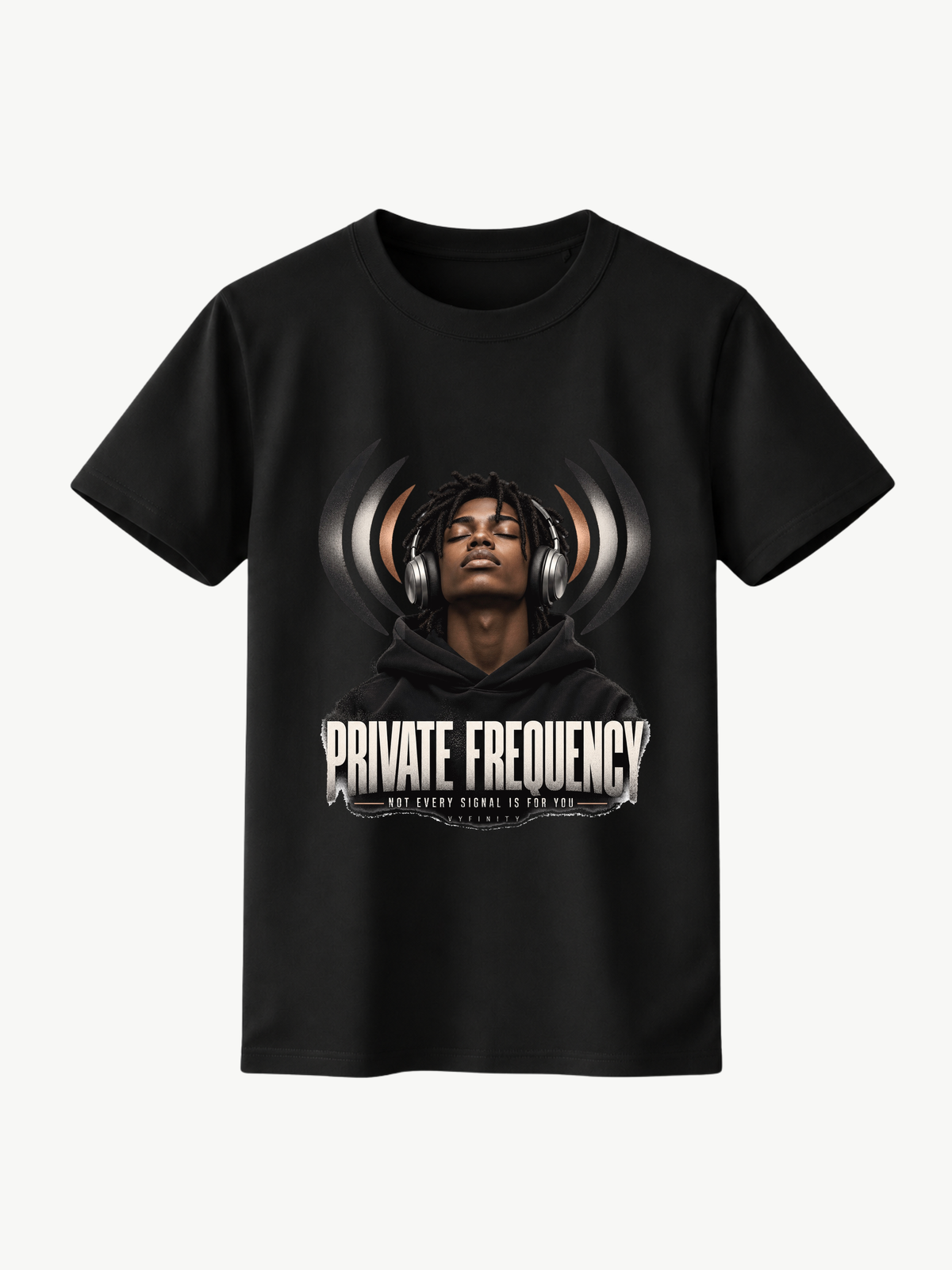 Schwarzes VYFINITY Regular Fit T-Shirt mit „PRIVATE FREQUENCY“-Frontprint, Kopfhörer-Motiv und Schriftzug „NOT EVERY SIGNAL IS FOR YOU“, 180 GSM.