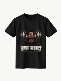 Schwarzes VYFINITY Regular Fit T-Shirt mit „PRIVATE FREQUENCY“-Frontprint, Kopfhörer-Motiv und Schriftzug „NOT EVERY SIGNAL IS FOR YOU“, 180 GSM.