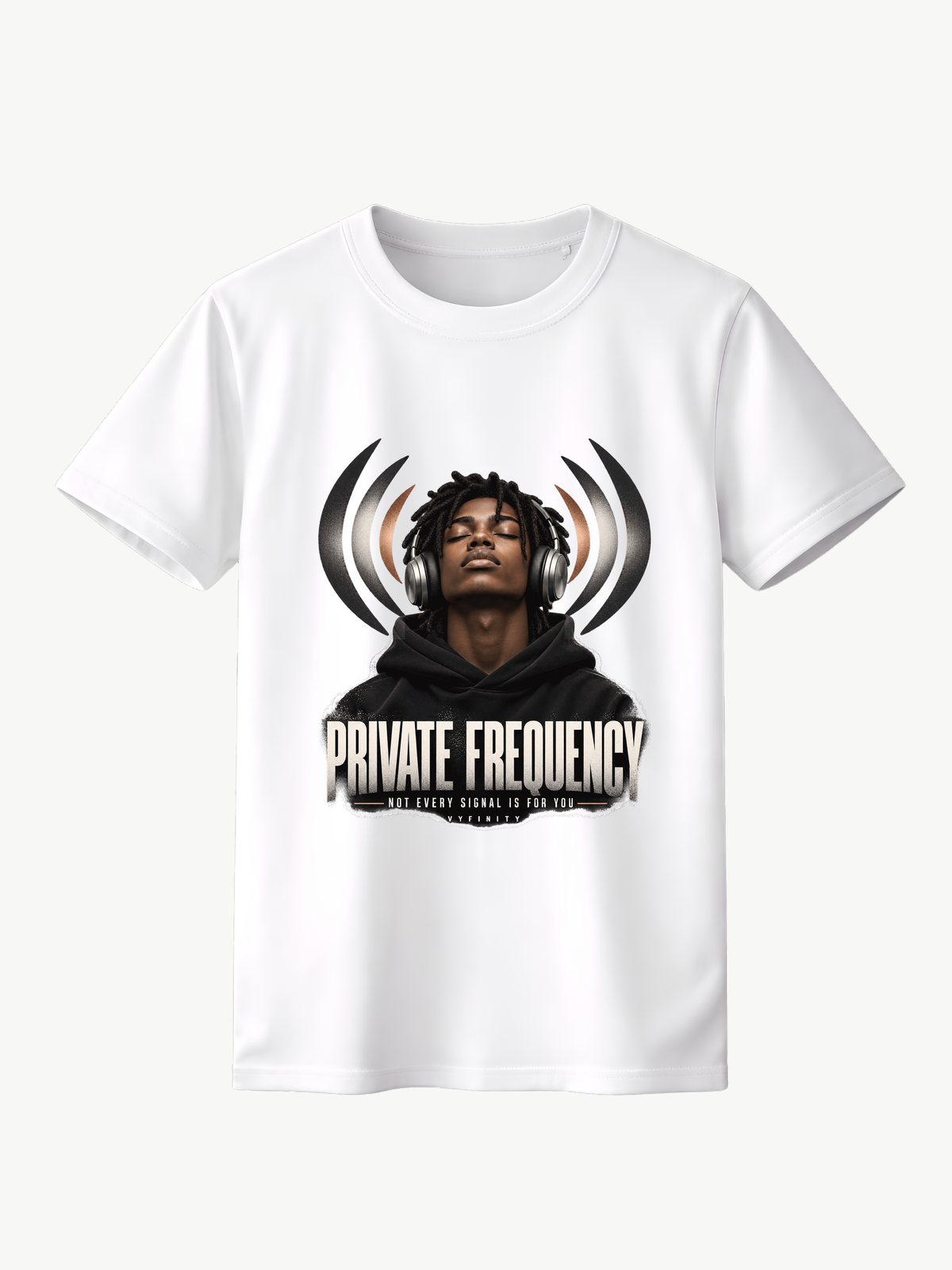 Weißes VYFINITY Regular Fit T-Shirt mit „PRIVATE FREQUENCY“-Frontprint, Kopfhörer-Motiv und Schriftzug „NOT EVERY SIGNAL IS FOR YOU“, 180 GSM.