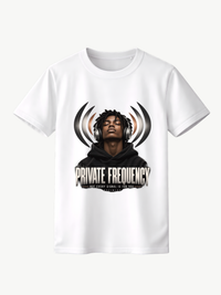 Weißes VYFINITY Regular Fit T-Shirt mit „PRIVATE FREQUENCY“-Frontprint, Kopfhörer-Motiv und Schriftzug „NOT EVERY SIGNAL IS FOR YOU“, 180 GSM.