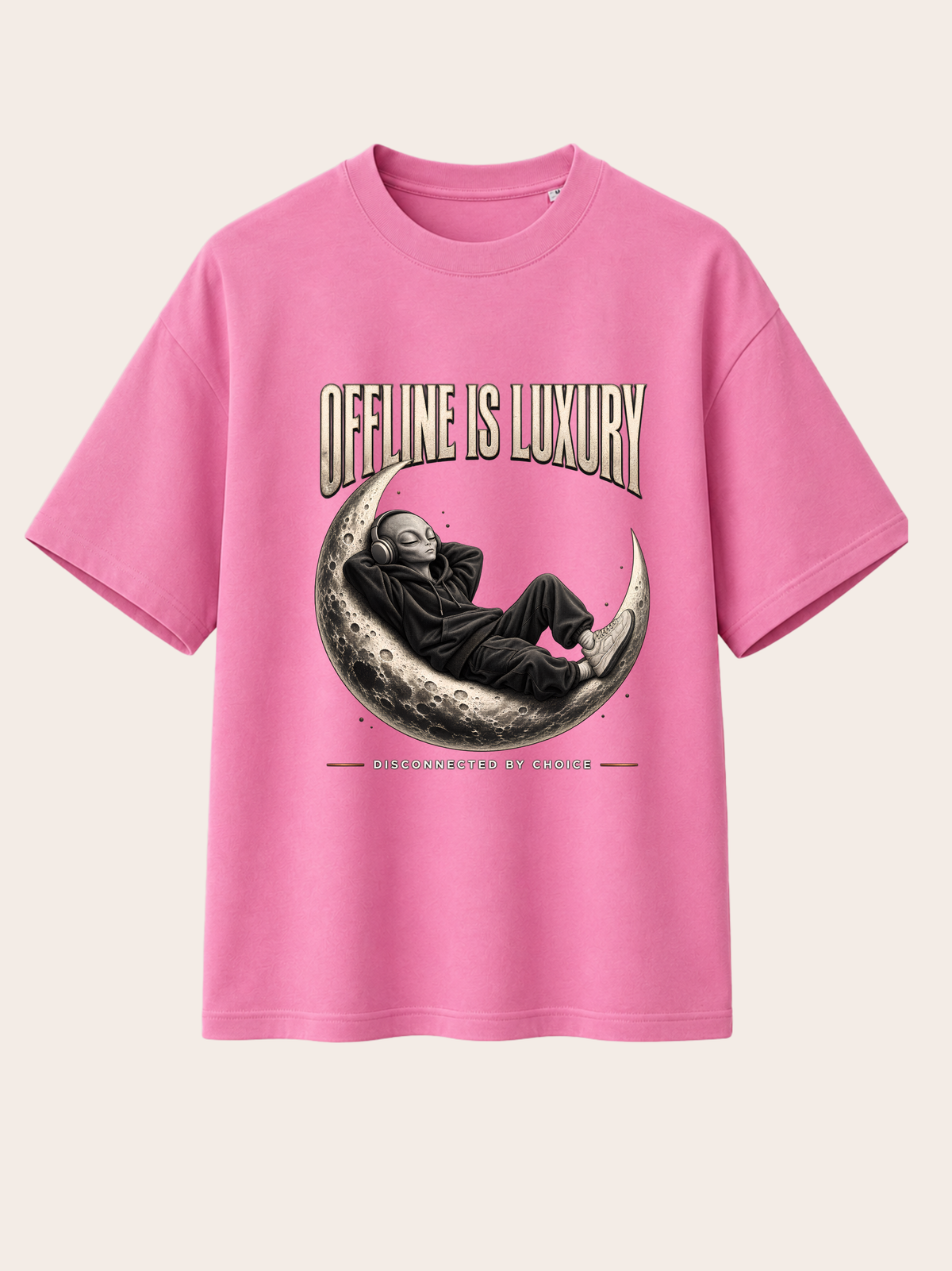 Pinkes Oversized Heavy T-Shirt mit großem Frontprint „OFFLINE IS LUXURY“. Zentrales Motiv: entspannter Alien im schwarzen Oversized Hoodie mit Kopfhörern, liegend auf einer detaillierten Mondsichel. Darunter der Schriftzug „DISCONNECTED BY CHOICE“. Cremefarbene Vintage-Typografie, monochromes Schwarz-Grau-Motiv und dezente warme Akzente. Rückseite ohne Print.