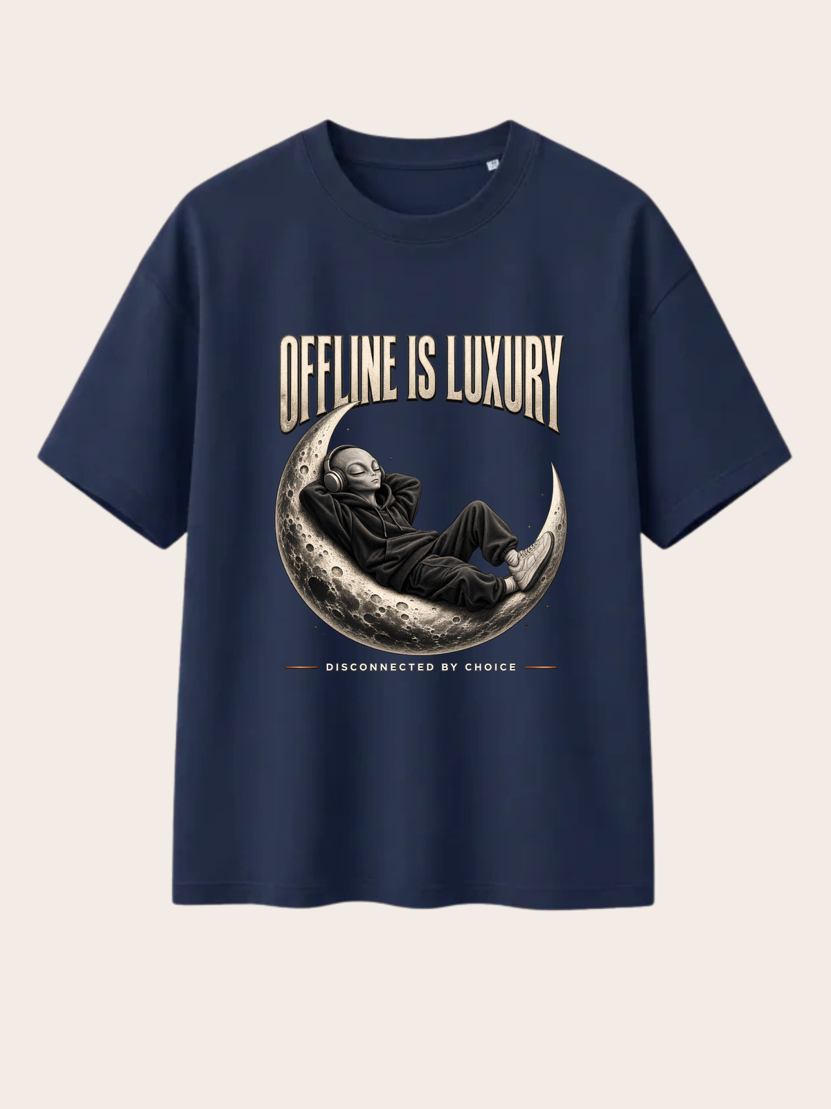 Dunkelblaues/Navy Oversized Heavy T-Shirt mit großem Frontprint „OFFLINE IS LUXURY“. Zentrales Motiv: entspannter Alien im schwarzen Oversized Hoodie mit Kopfhörern, liegend auf einer detaillierten Mondsichel. Darunter der Schriftzug „DISCONNECTED BY CHOICE“. Cremefarbene Vintage-Typografie, monochromes Schwarz-Grau-Motiv und dezente warme Akzente. Rückseite ohne Print.