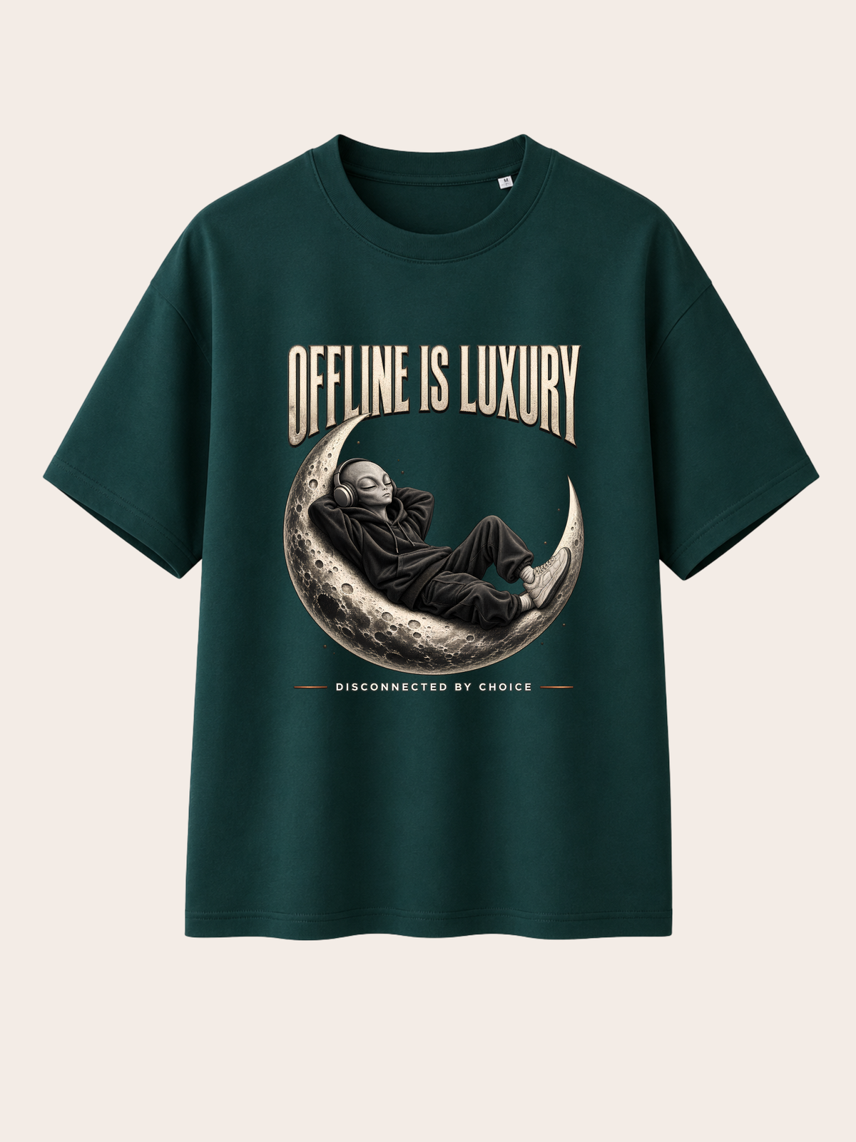 Dunkles Petrolgrünes Oversized Heavy T-Shirt mit großem Frontprint „OFFLINE IS LUXURY“. Zentrales Motiv: entspannter Alien im schwarzen Oversized Hoodie mit Kopfhörern, liegend auf einer detaillierten Mondsichel. Darunter der Schriftzug „DISCONNECTED BY CHOICE“. Cremefarbene Vintage-Typografie, monochromes Schwarz-Grau-Motiv und dezente warme Akzente. Rückseite ohne Print.
