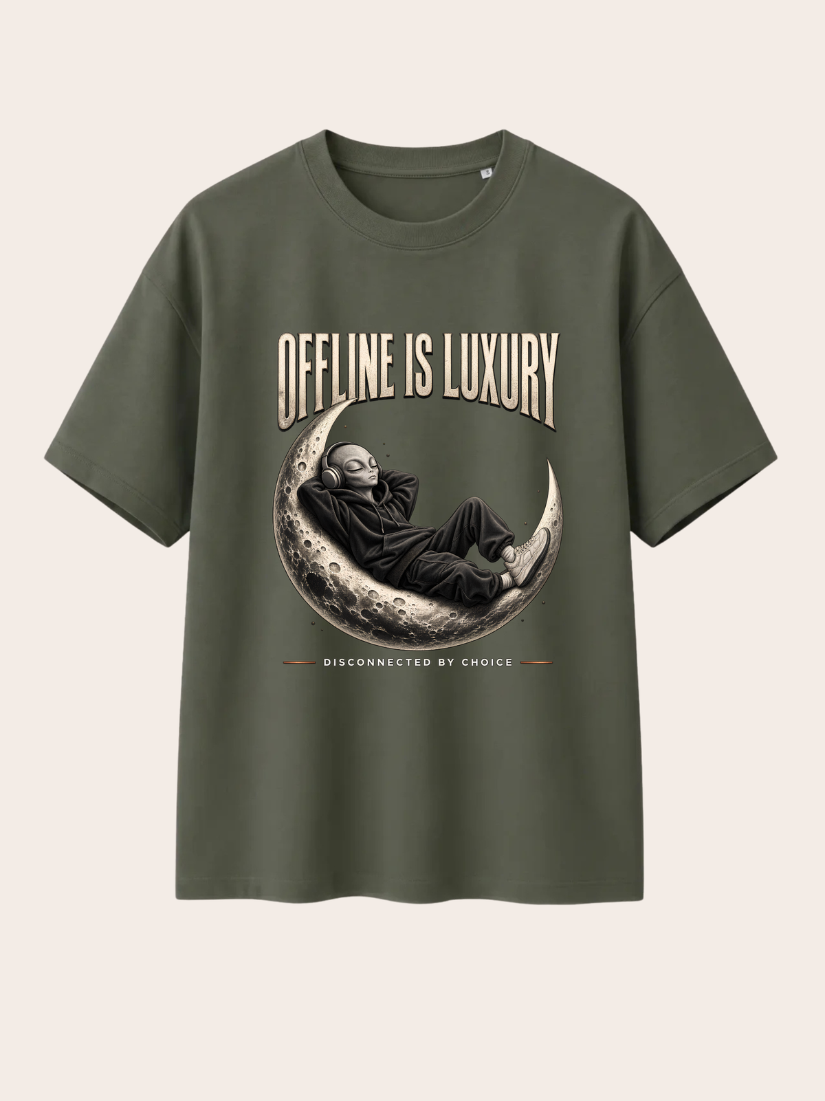 Olivgrünes Oversized Heavy T-Shirt mit großem Frontprint „OFFLINE IS LUXURY“. Zentrales Motiv: entspannter Alien im schwarzen Oversized Hoodie mit Kopfhörern, liegend auf einer detaillierten Mondsichel. Darunter der Schriftzug „DISCONNECTED BY CHOICE“. Cremefarbene Vintage-Typografie, monochromes Schwarz-Grau-Motiv und dezente warme Akzente. Rückseite ohne Print.