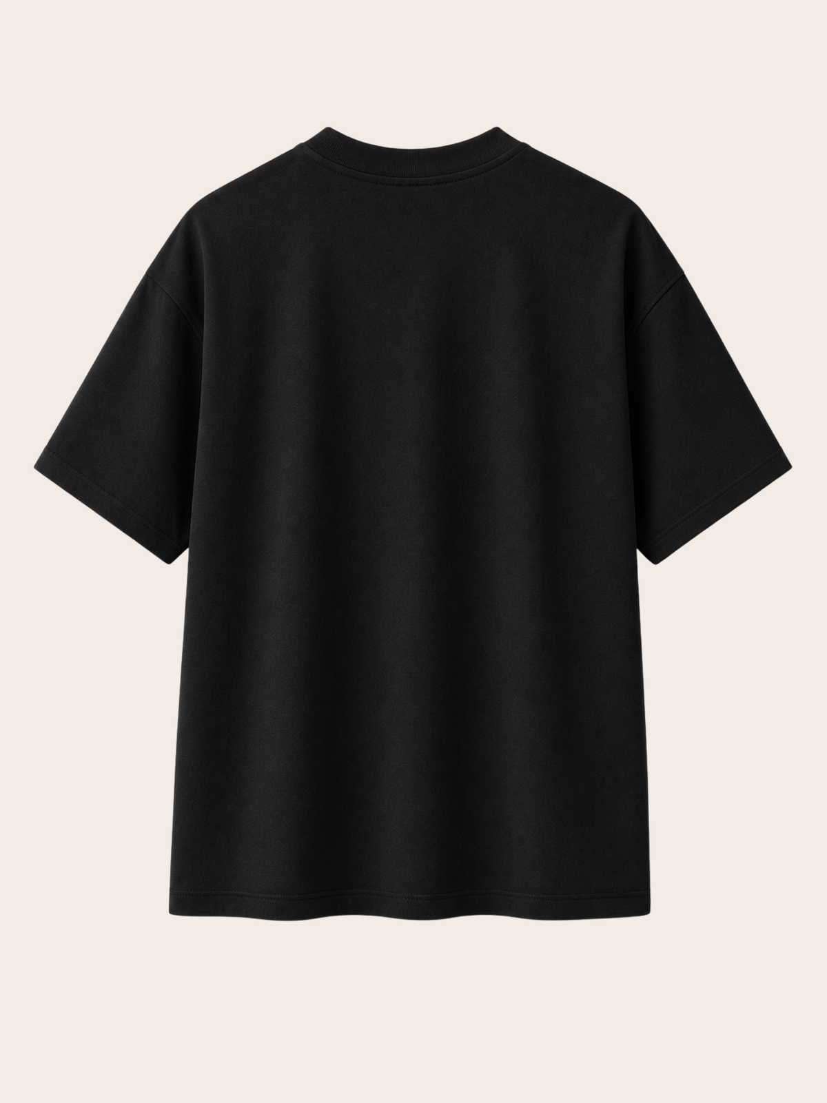 Rückansicht eines schwarzen Oversized Heavy T-Shirts. Die Rückseite ist vollständig clean und ohne Print, Logo oder Schriftzug. Lockerer Premium-Streetwear-Fit mit überschnittenen Schultern, weiten kurzen Ärmeln und geradem Saum. Schlichte schwarze Baumwolloptik vor neutralem, hellem Hintergrund.