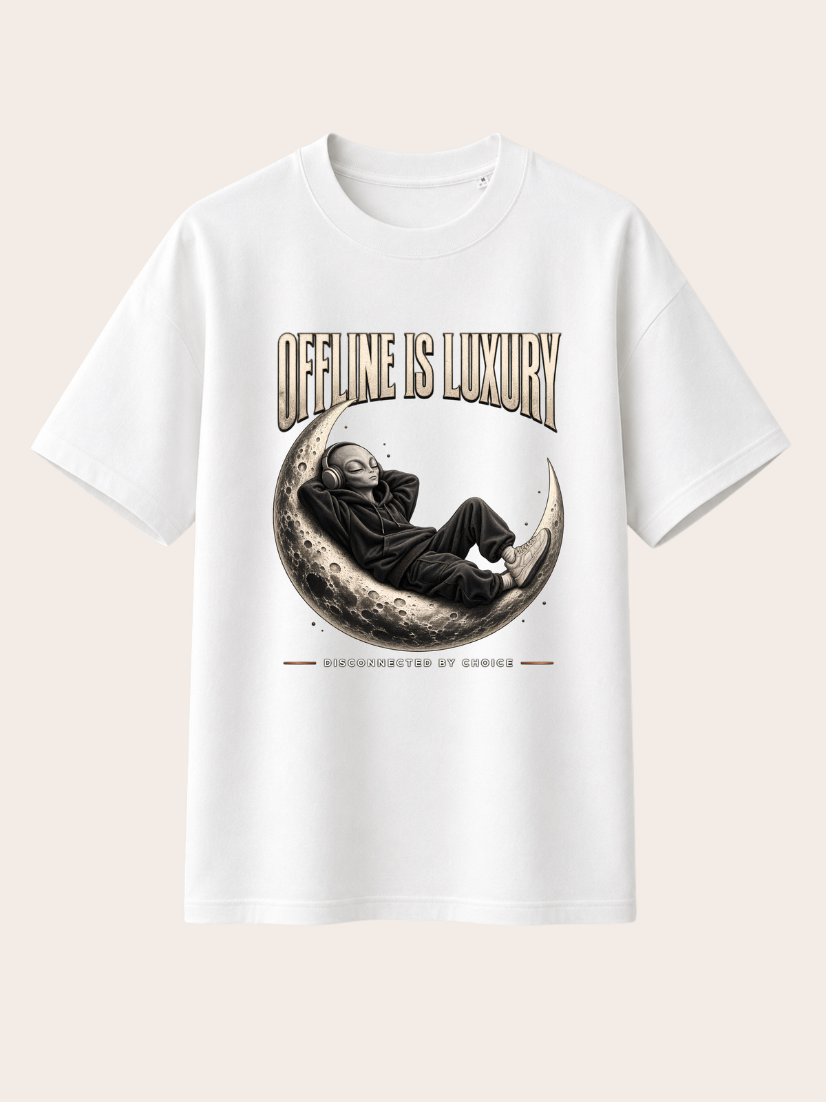 Weißes Oversized Heavy T-Shirt mit großem Frontprint „OFFLINE IS LUXURY“. Zentrales Motiv: entspannter Alien im schwarzen Oversized Hoodie mit Kopfhörern, liegend auf einer detaillierten Mondsichel. Darunter der Schriftzug „DISCONNECTED BY CHOICE“. Schwarz-, Creme- und dezente warme Akzente, klarer Vintage-Streetwear-Look. Rückseite ohne Print.