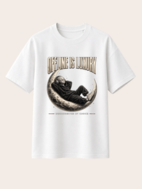 Weißes Oversized Heavy T-Shirt mit großem Frontprint „OFFLINE IS LUXURY“. Zentrales Motiv: entspannter Alien im schwarzen Oversized Hoodie mit Kopfhörern, liegend auf einer detaillierten Mondsichel. Darunter der Schriftzug „DISCONNECTED BY CHOICE“. Schwarz-, Creme- und dezente warme Akzente, klarer Vintage-Streetwear-Look. Rückseite ohne Print.