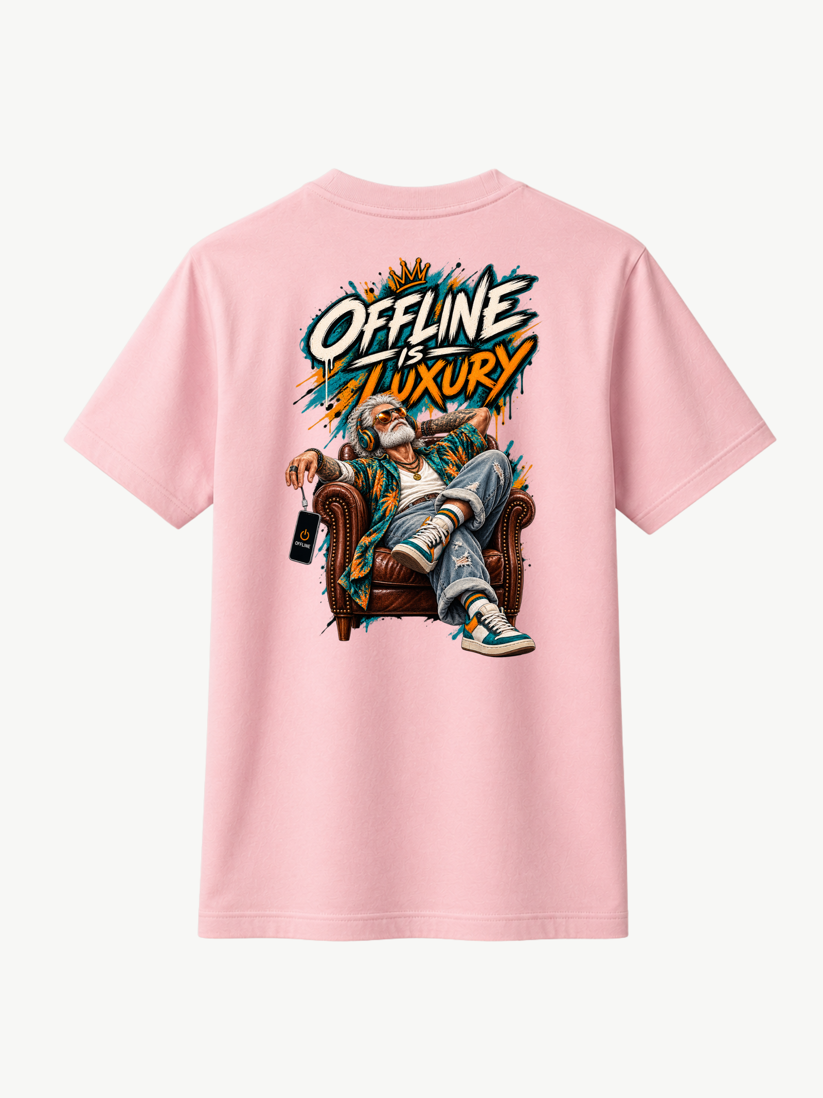 Rosa VYFINITY T-Shirt in Rückansicht mit großem „OFFLINE IS LUXURY“-Backprint. Das farbenfrohe Streetwear-Motiv zeigt einen entspannt sitzenden Mann mit Kopfhörern im Ledersessel und markanter Typografie in Weiß, Orange und Türkis.