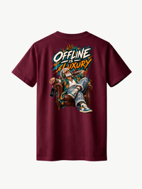 Burgunderrotes VYFINITY T-Shirt in Rückansicht mit großem „OFFLINE IS LUXURY“-Backprint. Das farbige Streetwear-Motiv zeigt einen entspannten Mann mit Kopfhörern im Ledersessel und auffällige Typografie in Weiß, Orange und Türkis.