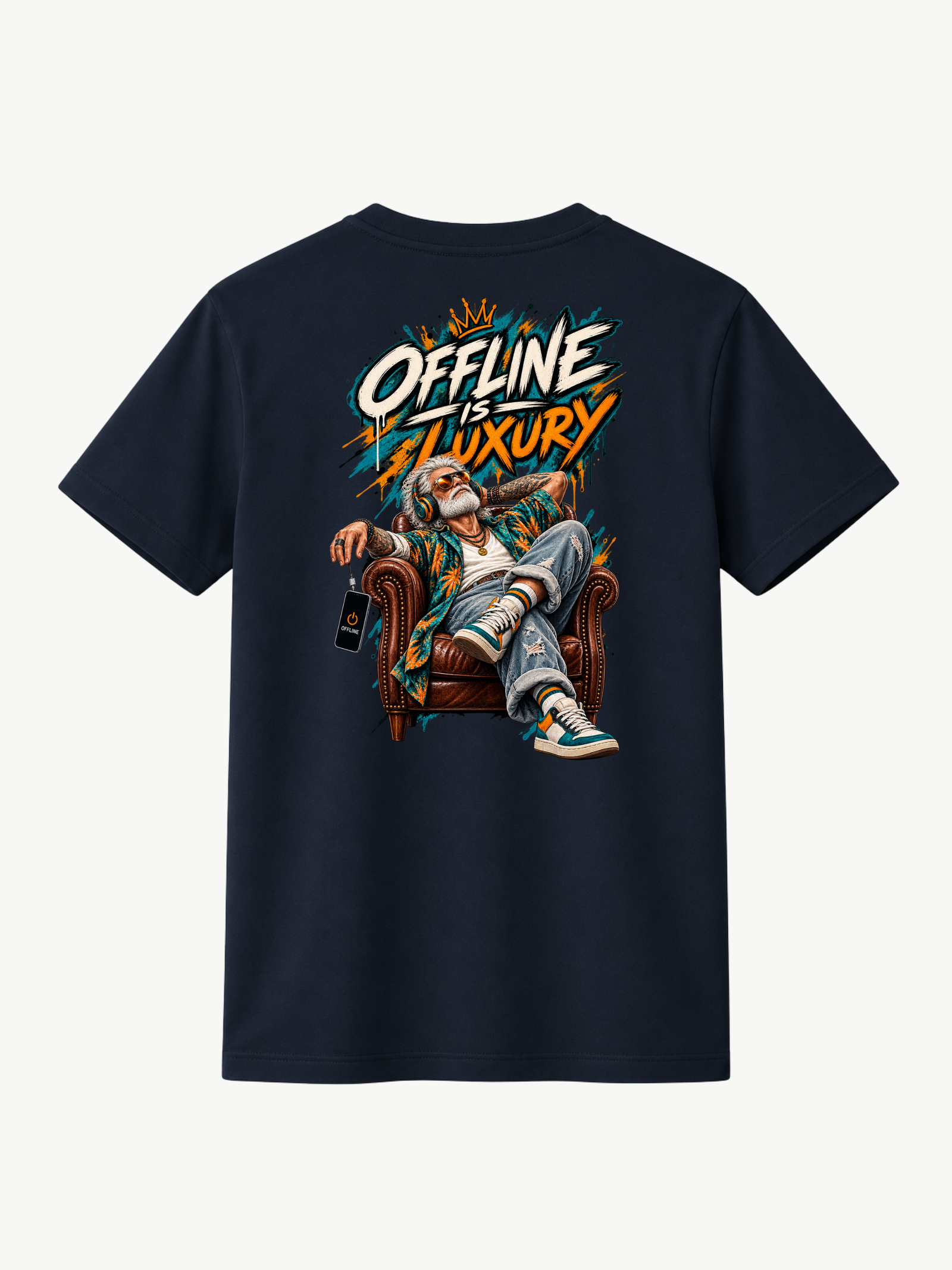 Dunkelblaues VYFINITY T-Shirt in Rückansicht mit großem „OFFLINE IS LUXURY“-Backprint. Das Streetwear-Motiv zeigt einen entspannt im Ledersessel sitzenden Mann mit Kopfhörern und auffälliger Typografie in Weiß, Orange und Türkis.