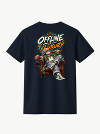 Dunkelblaues VYFINITY T-Shirt in Rückansicht mit großem „OFFLINE IS LUXURY“-Backprint. Das Streetwear-Motiv zeigt einen entspannt im Ledersessel sitzenden Mann mit Kopfhörern und auffälliger Typografie in Weiß, Orange und Türkis.
