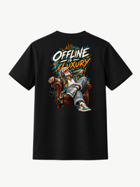 Schwarzes VYFINITY T-Shirt in Rückenansicht mit großem „OFFLINE IS LUXURY“-Print. Das farbenfrohe Motiv zeigt einen entspannten Mann mit Kopfhörern im Ledersessel sowie markante Orange-, Türkis- und Weißtöne auf schwarzem Stoff.