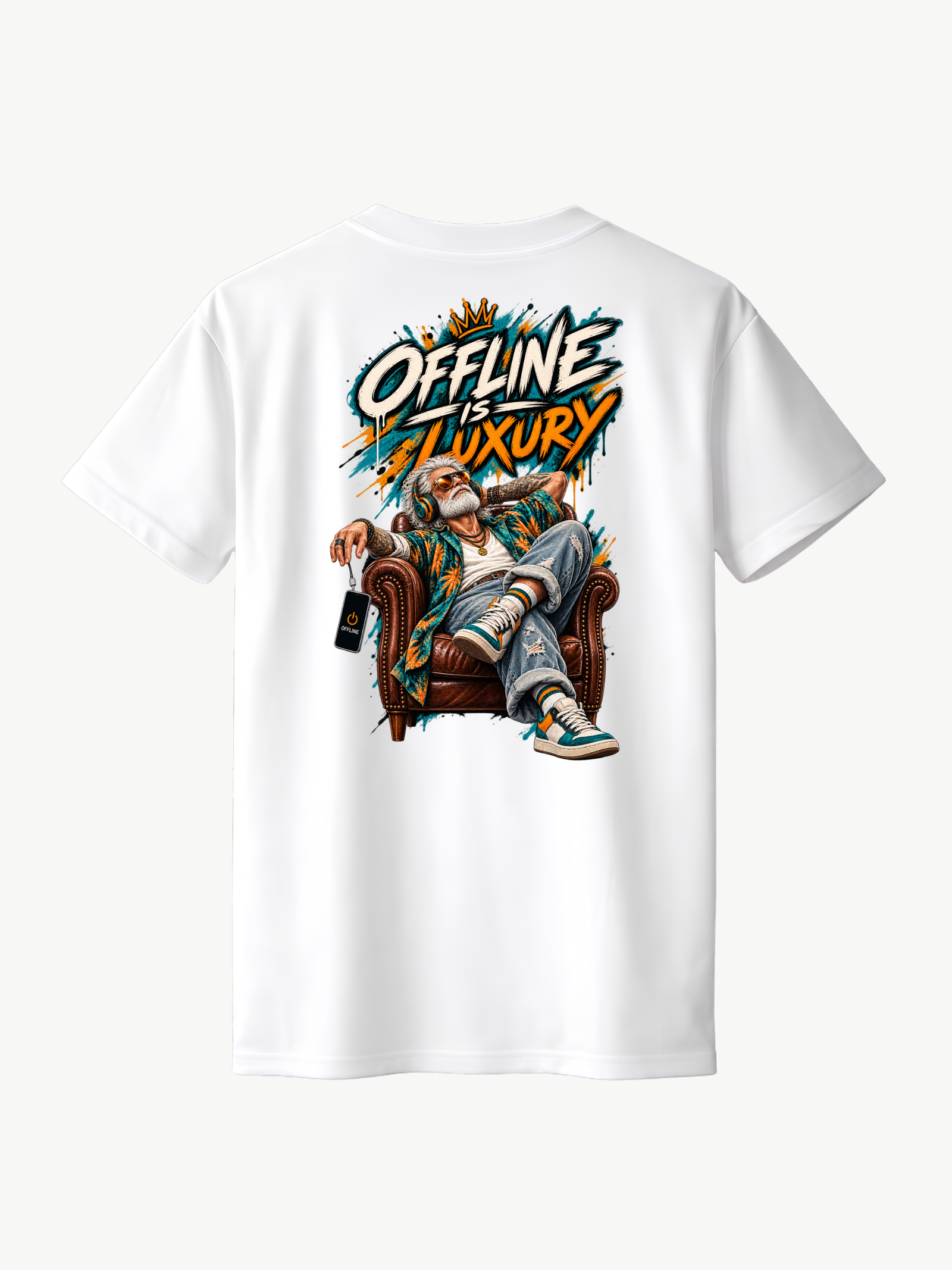 Weißes VYFINITY T-Shirt in Rückansicht mit großem „OFFLINE IS LUXURY“-Backprint. Das farbige Streetwear-Motiv zeigt einen entspannt sitzenden Mann im Ledersessel mit Kopfhörern, kombiniert mit Türkis-, Orange- und Schwarztönen.