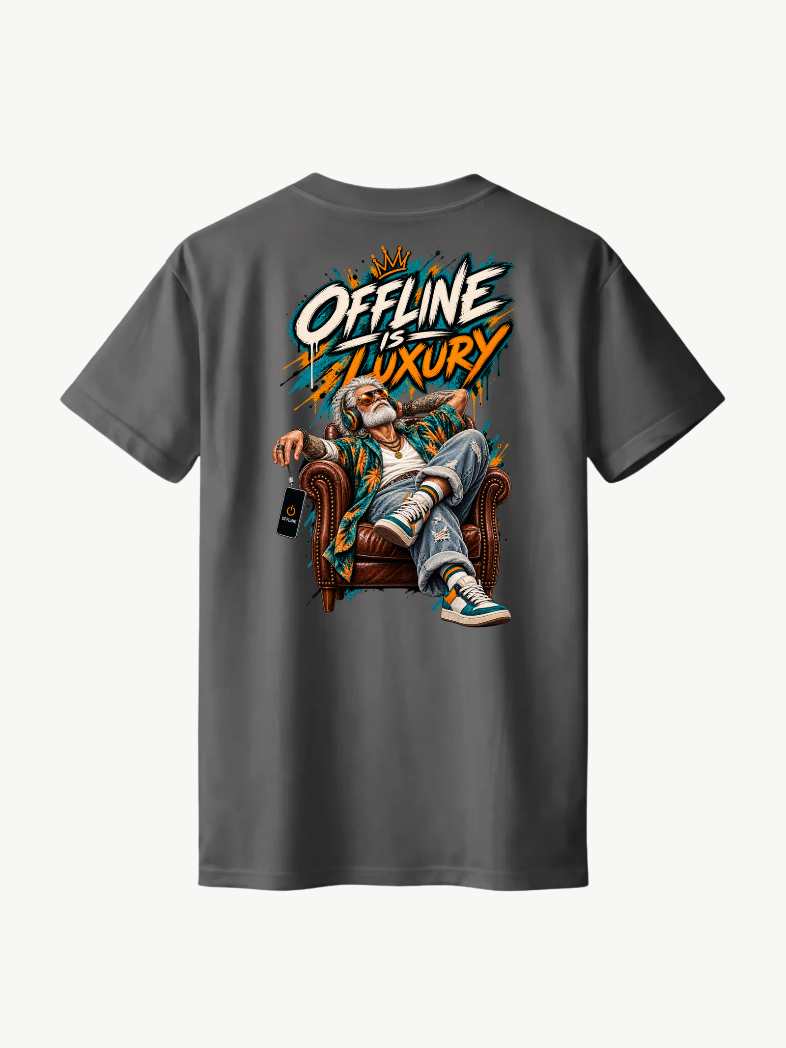 Anthrazitfarbenes VYFINITY T-Shirt in Rückansicht mit großem „OFFLINE IS LUXURY“-Backprint. Das auffällige Streetwear-Motiv zeigt einen entspannt im Ledersessel sitzenden Mann mit Kopfhörern und dynamischer Typografie in Weiß, Orange und Türkis.