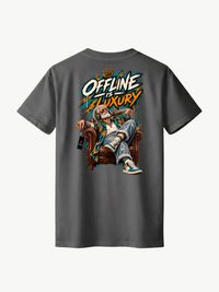 Anthrazitfarbenes VYFINITY T-Shirt in Rückansicht mit großem „OFFLINE IS LUXURY“-Backprint. Das auffällige Streetwear-Motiv zeigt einen entspannt im Ledersessel sitzenden Mann mit Kopfhörern und dynamischer Typografie in Weiß, Orange und Türkis.