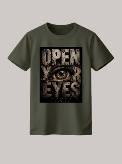 Olivgrünes Unisex Classic Fit T-Shirt mit großem „OPEN YOUR EYES“-Print und realistischem Auge im markanten Grunge-Design. Premium Streetwear von VYFINITY mit urbanem Vintage-Look auf freigestelltem Studiohintergrund.