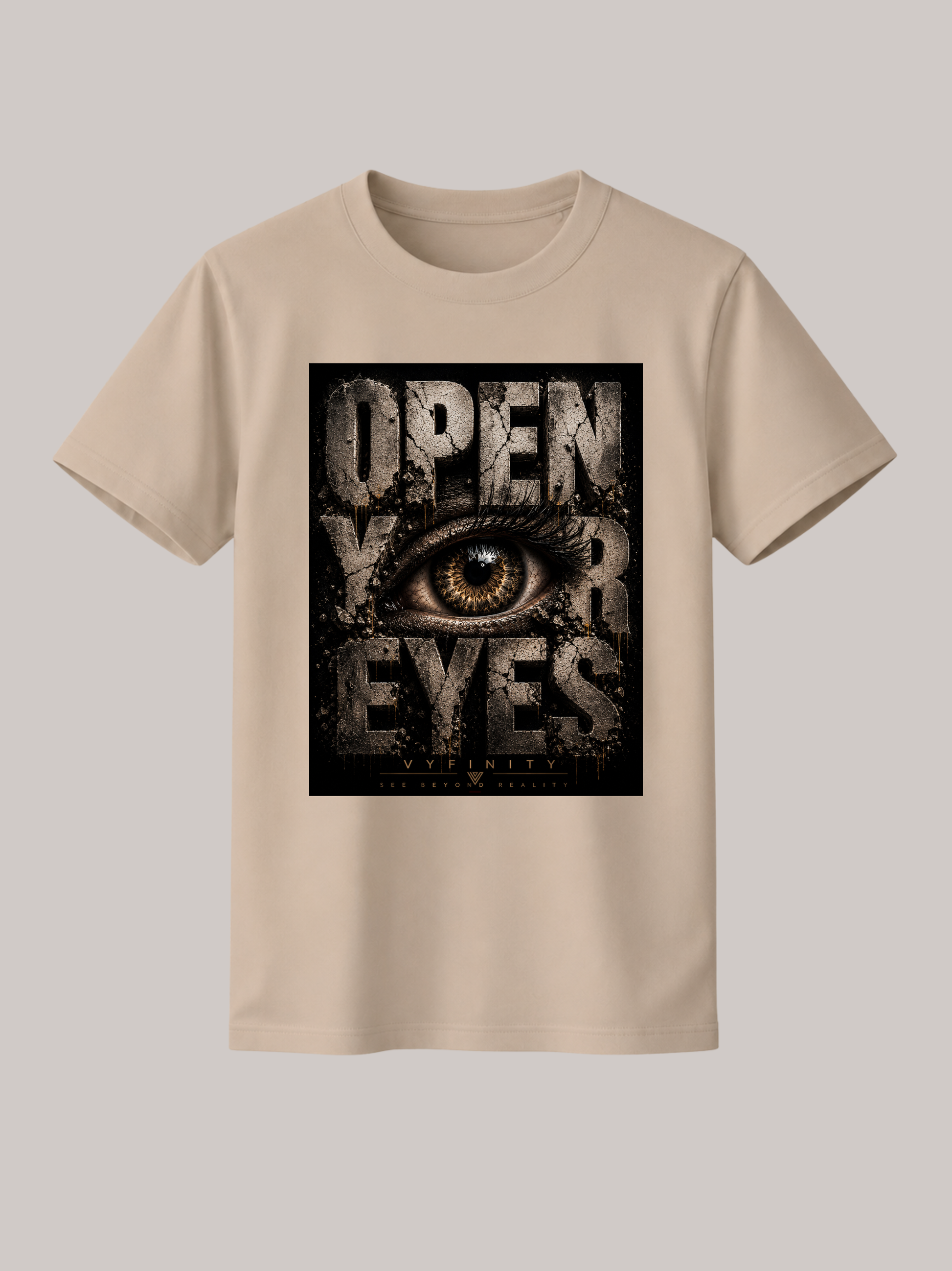 Beiges Unisex Classic Fit T-Shirt mit großem „OPEN YOUR EYES“-Print und realistischem Auge im markanten Grunge-Design. Premium Streetwear von VYFINITY mit urbanem Vintage-Look auf freigestelltem Studiohintergrund.