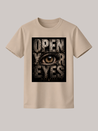 Beiges Unisex Classic Fit T-Shirt mit großem „OPEN YOUR EYES“-Print und realistischem Auge im markanten Grunge-Design. Premium Streetwear von VYFINITY mit urbanem Vintage-Look auf freigestelltem Studiohintergrund.