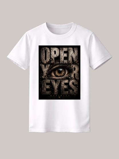 Weißes Unisex Classic Fit T-Shirt mit großem „OPEN YOUR EYES“-Print und realistischem Auge im markanten Grunge-Design. Premium Streetwear von VYFINITY mit urbanem Vintage-Look auf freigestelltem Studiohintergrund.