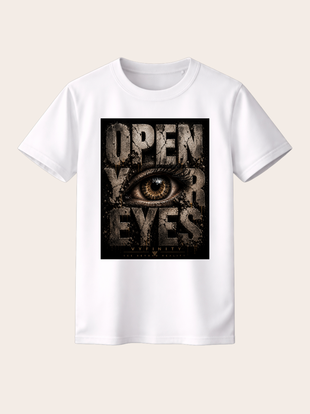 Weißes VYFINITY T-Shirt mit großem „OPEN YOUR EYES“-Frontprint. Das dunkle Grunge-Motiv zeigt ein detailreiches Auge in Braun- und Goldtönen, umgeben von markanter verwitterter Typografie und dezentem VYFINITY-Branding. Frontal auf hellem, neutralem Hintergrund dargestellt.