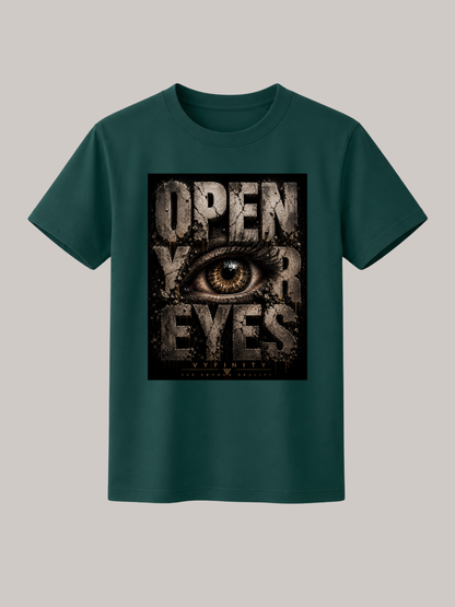 Dunkelgrünes Unisex Classic Fit T-Shirt mit großem „OPEN YOUR EYES“-Print und detailreichem realistischem Auge im markanten Grunge-Stil. Premium Streetwear von VYFINITY auf freigestelltem Studiohintergrund.