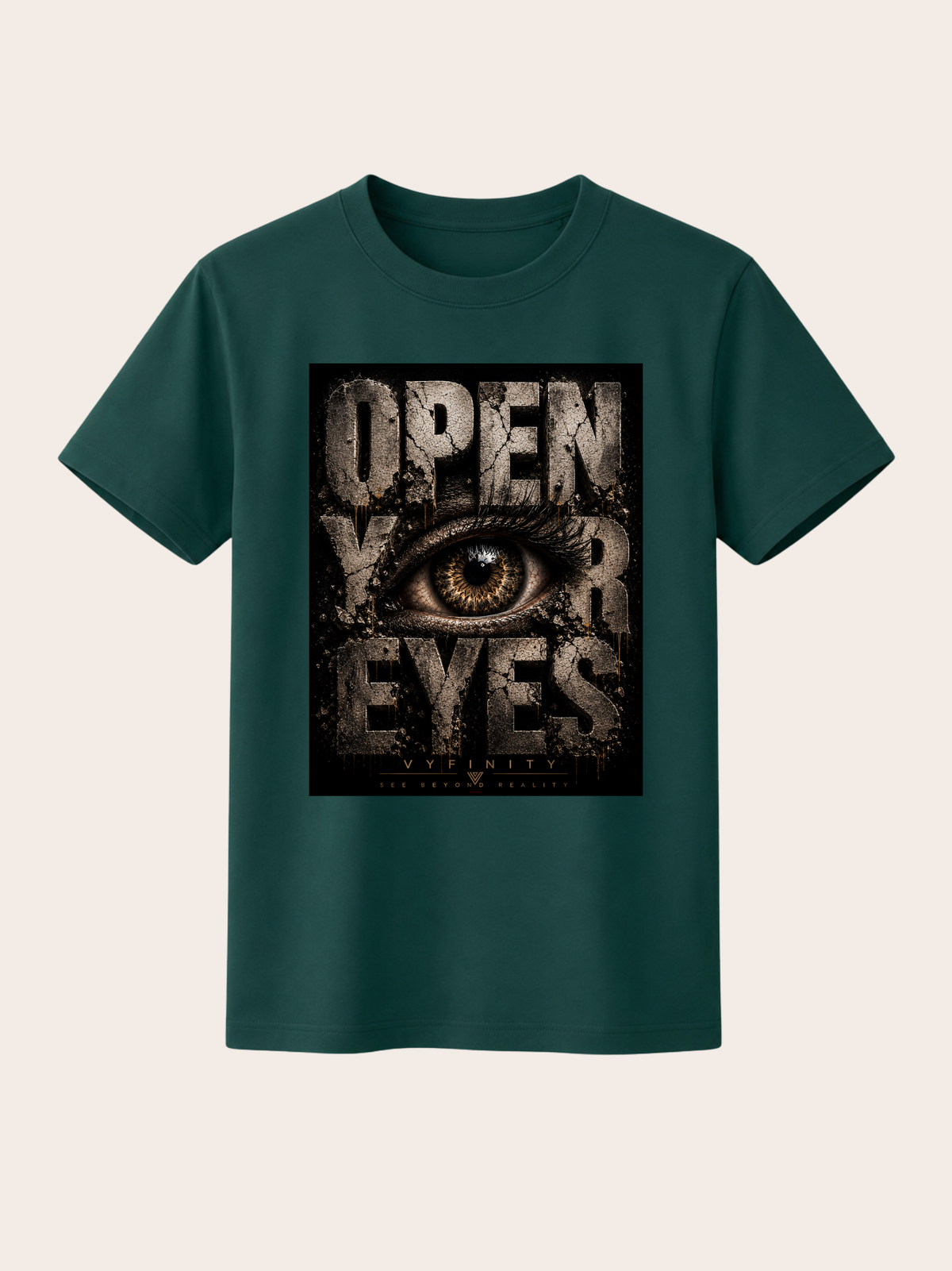 Dunkelgrünes VYFINITY T-Shirt mit großem „OPEN YOUR EYES“-Frontprint. Das markante Grunge-Design zeigt ein detailreiches Auge in Braun- und Goldtönen, umgeben von verwitterter Typografie und dezentem VYFINITY-Branding. Das T-Shirt ist frontal vor einem hellen, neutralen Hintergrund dargestellt.