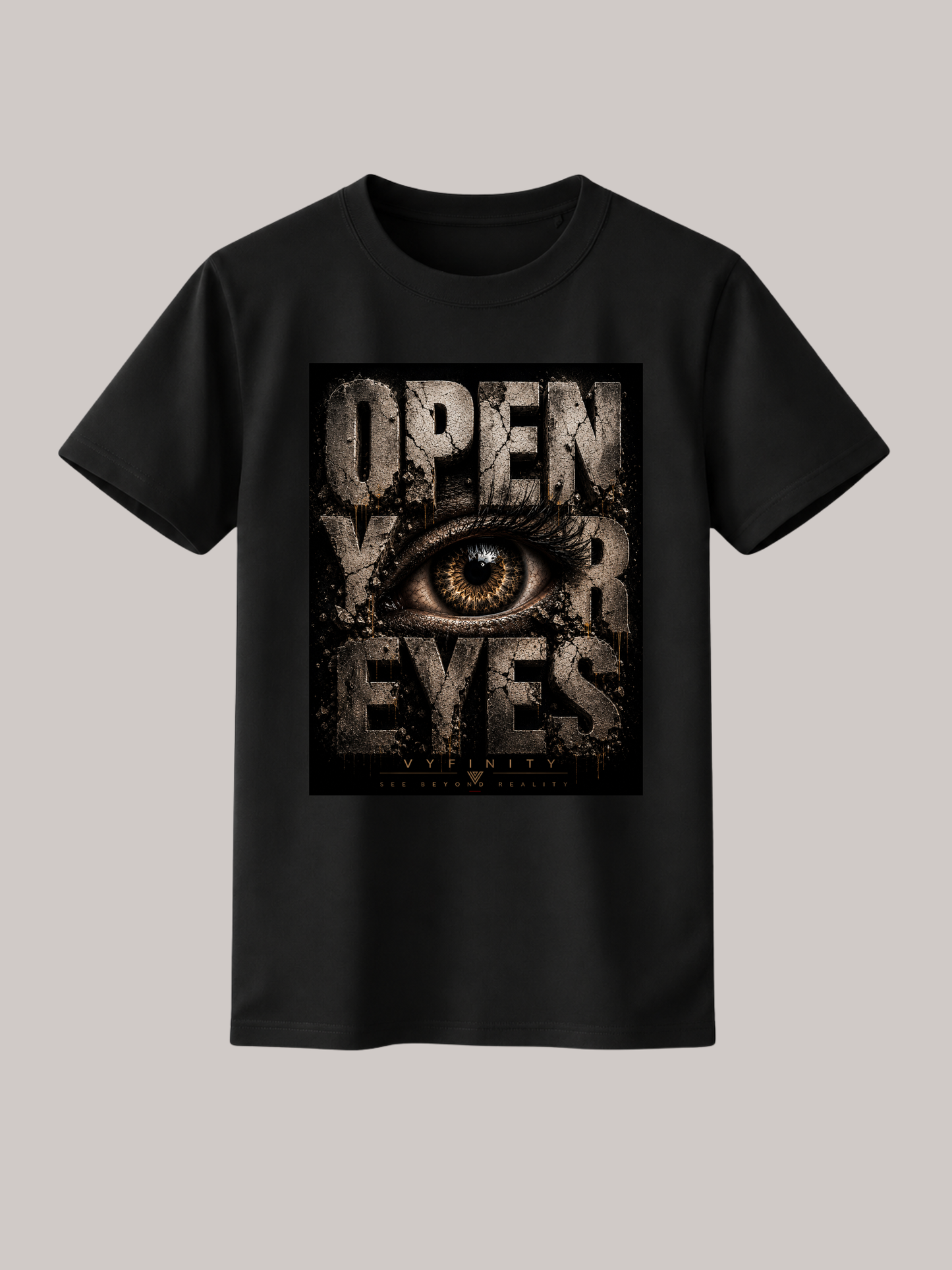 Schwarzes Unisex Classic Fit T-Shirt mit großem „OPEN YOUR EYES“-Print und realistischem Auge im markanten Grunge-Design. Premium Streetwear von VYFINITY mit urbanem Vintage-Look auf freigestelltem Studiohintergrund.