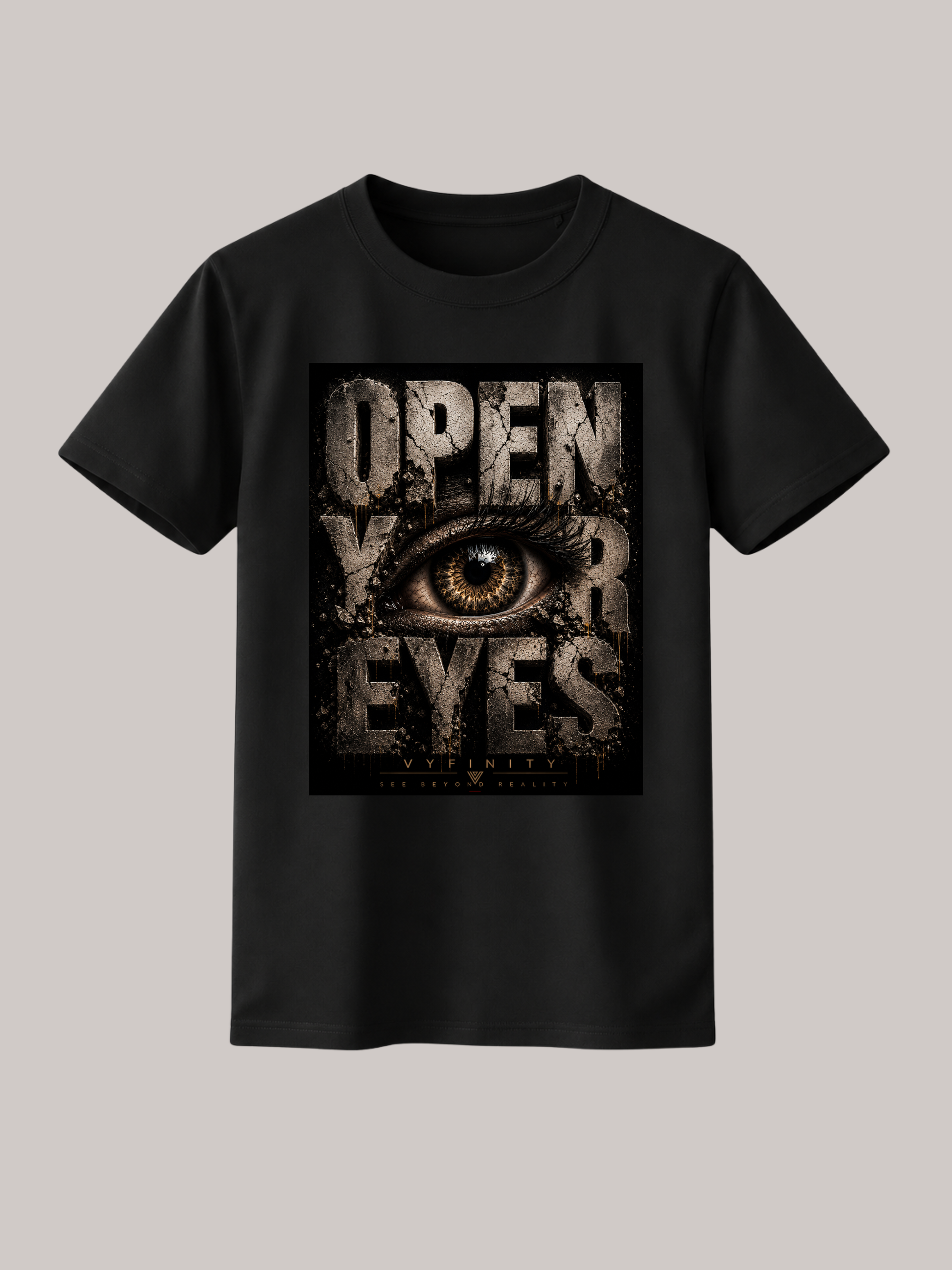 Schwarzes Unisex Classic Fit T-Shirt mit großem „OPEN YOUR EYES“-Print und realistischem Auge im markanten Grunge-Design. Premium Streetwear von VYFINITY mit urbanem Vintage-Look auf freigestelltem Studiohintergrund.