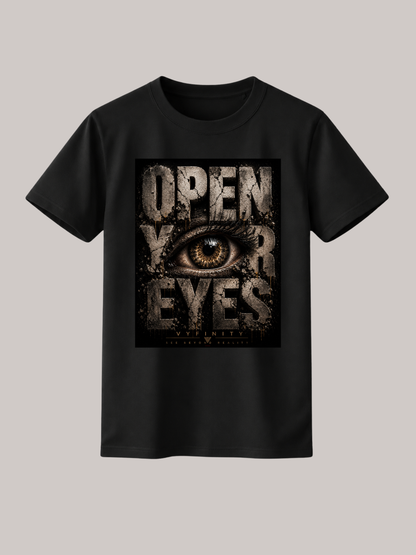 Schwarzes Unisex Classic Fit T-Shirt mit großem „OPEN YOUR EYES“-Print und realistischem Auge im markanten Grunge-Design. Premium Streetwear von VYFINITY mit urbanem Vintage-Look auf freigestelltem Studiohintergrund.