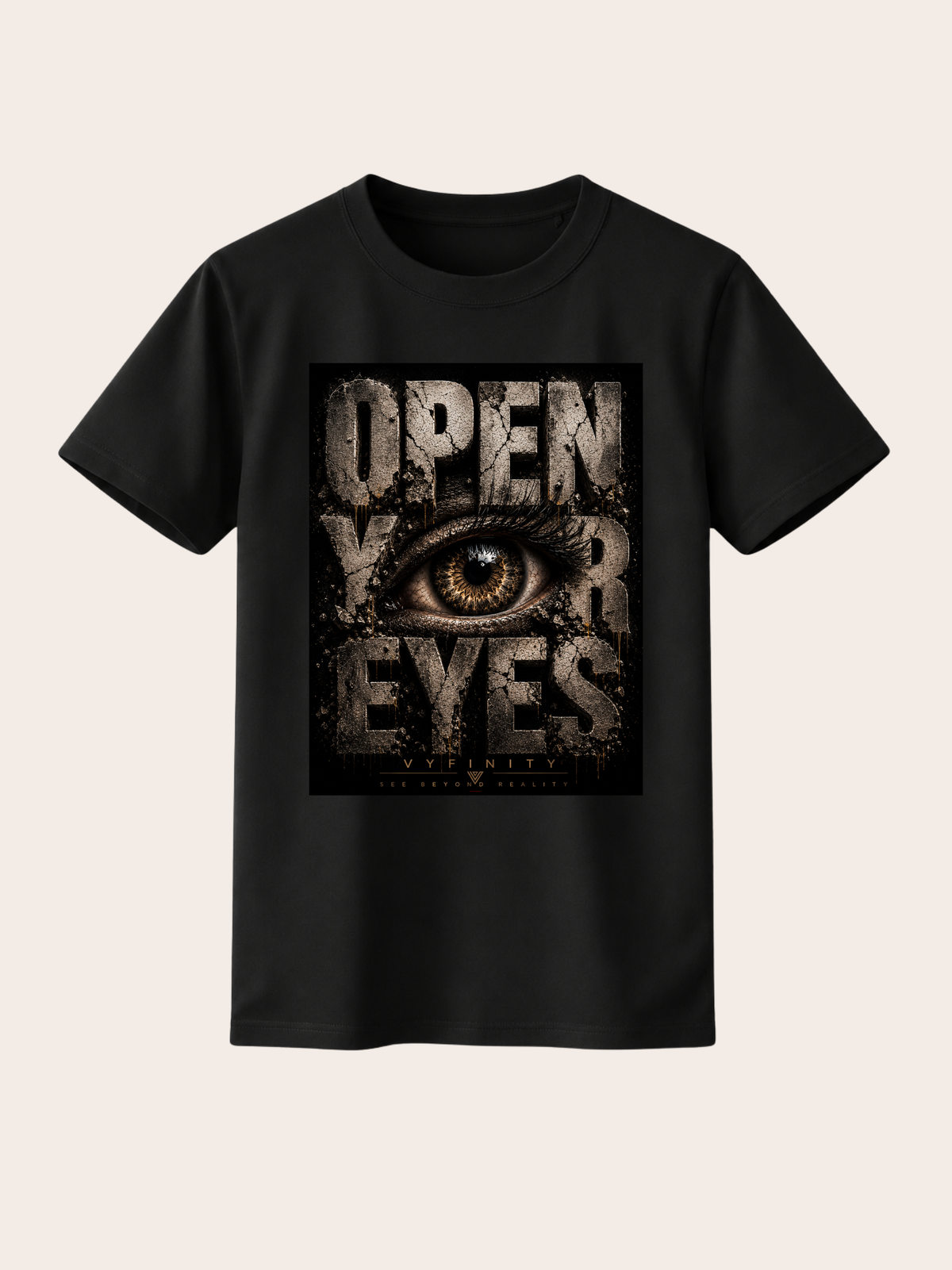 Schwarzes VYFINITY T-Shirt mit großem „OPEN YOUR EYES“-Frontprint. Das markante Grunge-Design kombiniert monumentale Schrift mit einem detailreichen Auge in Braun- und Goldtönen sowie dezentem VYFINITY-Branding. Das Shirt ist frontal vor einem hellen, neutralen Hintergrund dargestellt.
