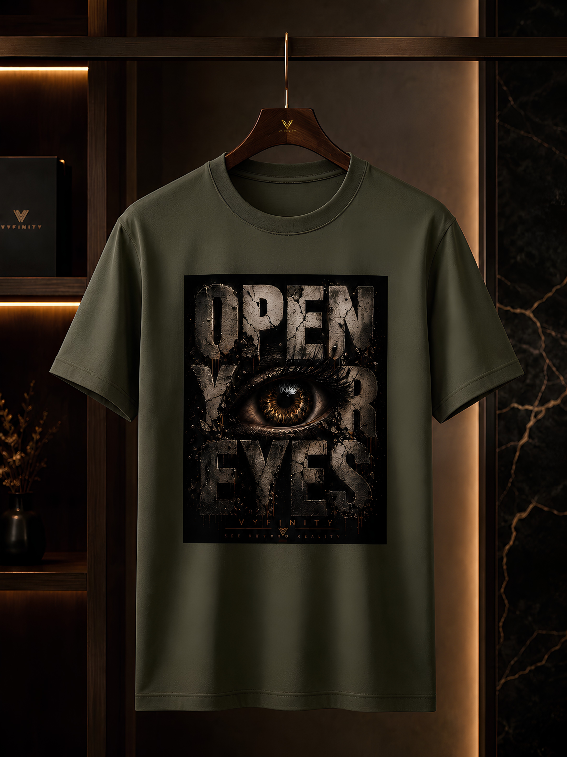 Olivgrünes VYFINITY Regular Fit T-Shirt mit großem „OPEN YOUR EYES“-Print und realistischem Auge, elegant präsentiert auf einem dunklen Holzkleiderbügel. Das Premium-Streetwear-Shirt wird in einem luxuriösen Boutique-Setting mit warmem Licht und hochwertigen Materialien stilvoll in Szene gesetzt.
