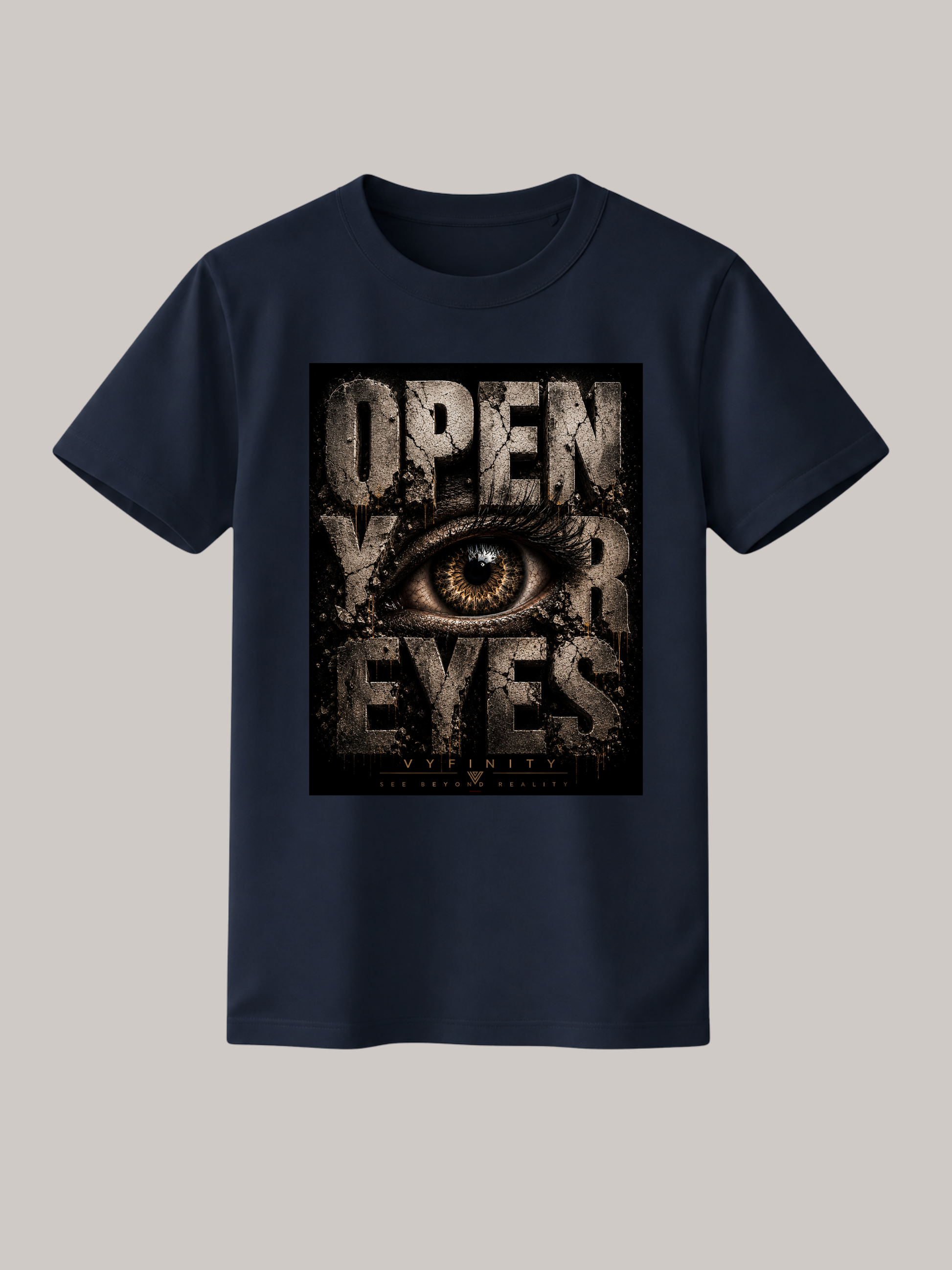 Dunkelblaues Unisex Classic Fit T-Shirt mit großem „OPEN YOUR EYES“-Print und realistischem Auge im markanten Grunge-Design. Premium Streetwear von VYFINITY mit urbanem Vintage-Look auf freigestelltem Studiohintergrund.