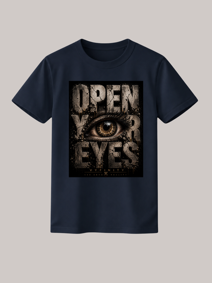 Dunkelblaues Unisex Classic Fit T-Shirt mit großem „OPEN YOUR EYES“-Print und realistischem Auge im markanten Grunge-Design. Premium Streetwear von VYFINITY mit urbanem Vintage-Look auf freigestelltem Studiohintergrund.