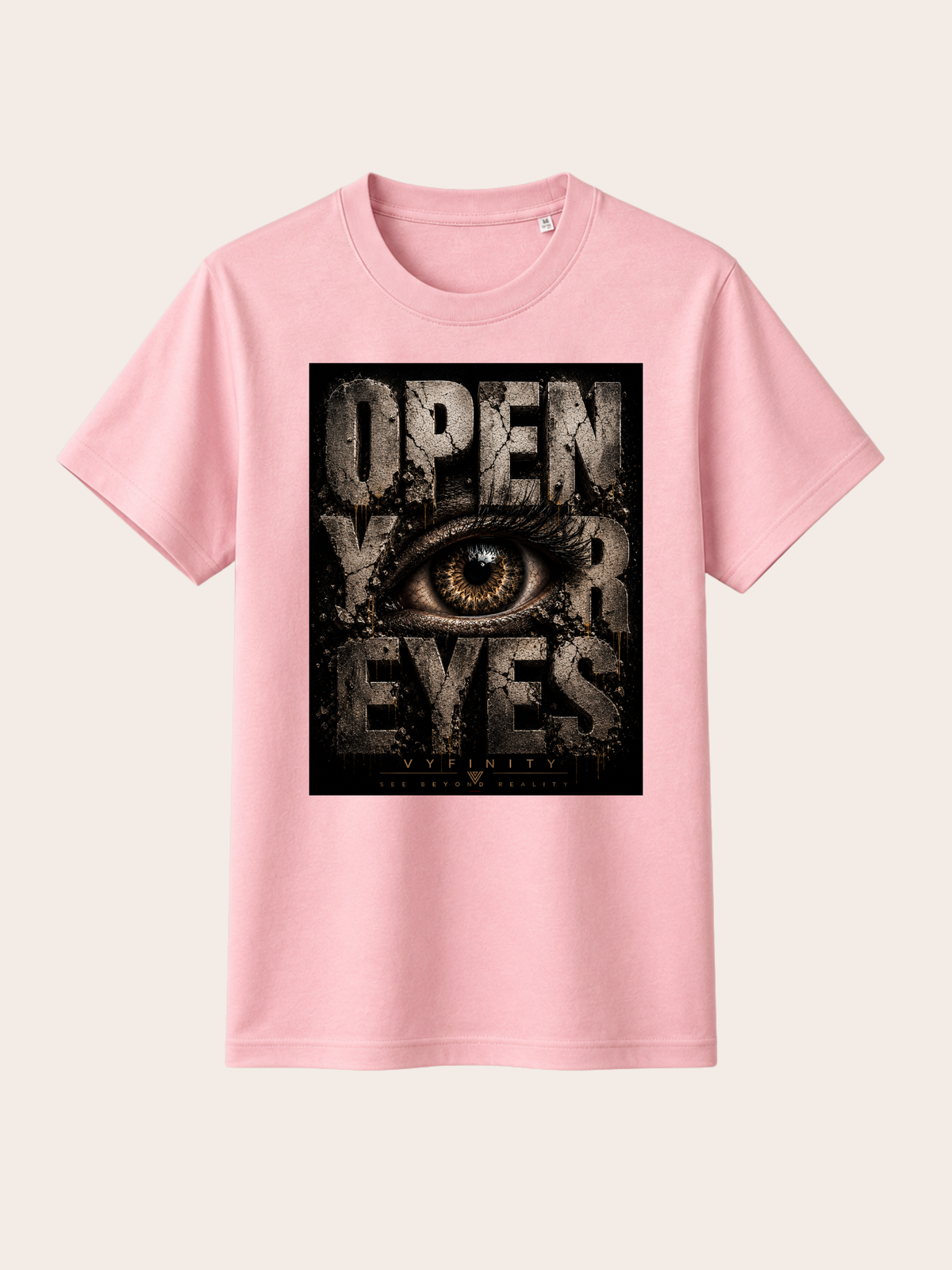 Rosafarbenes VYFINITY T-Shirt mit großem „OPEN YOUR EYES“-Frontprint. Das dunkle Grunge-Design zeigt ein markantes, detailreiches Auge zwischen verwitterter Typografie sowie dezentes VYFINITY-Branding. Das T-Shirt ist frontal vor einem hellen, neutralen Hintergrund dargestellt.